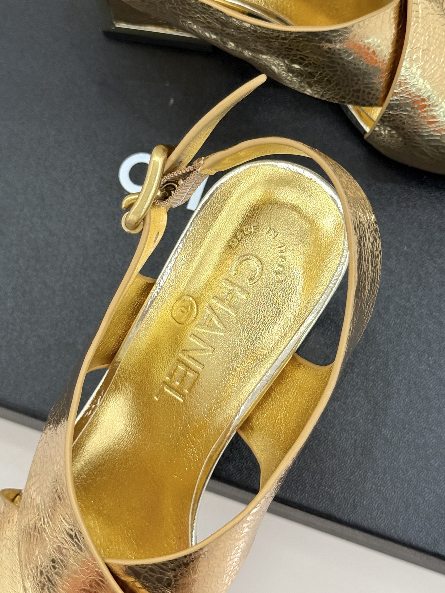 CHANE* ｜小香经典双C交叉带金属跟粗跟凉鞋小香将法式经典与现代慵懒相融打造这款辨识度拉满的粗跟拖鞋