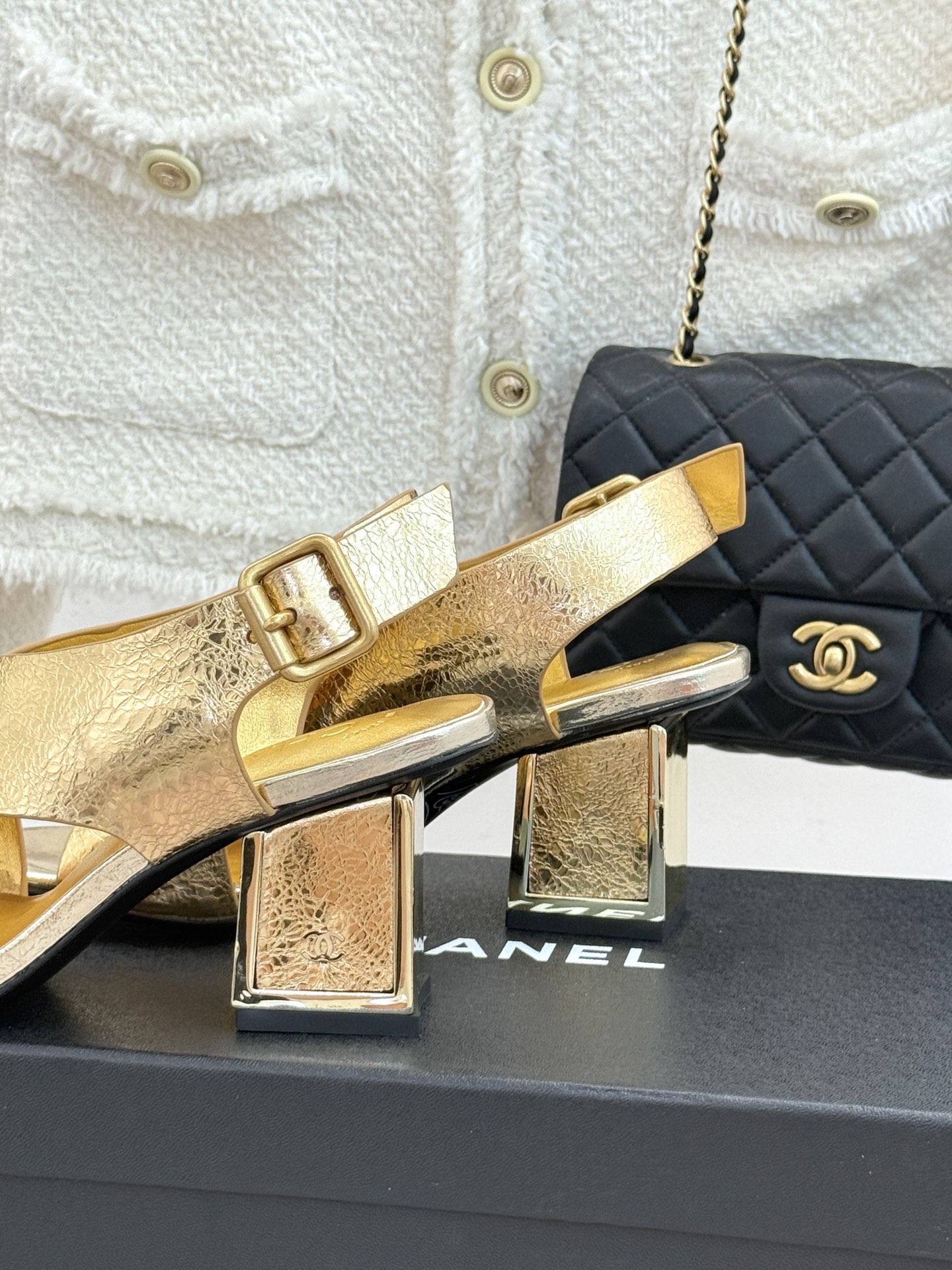 CHANE* ｜小香经典双C交叉带金属跟粗跟凉鞋小香将法式经典与现代慵懒相融打造这款辨识度拉满的粗跟拖鞋