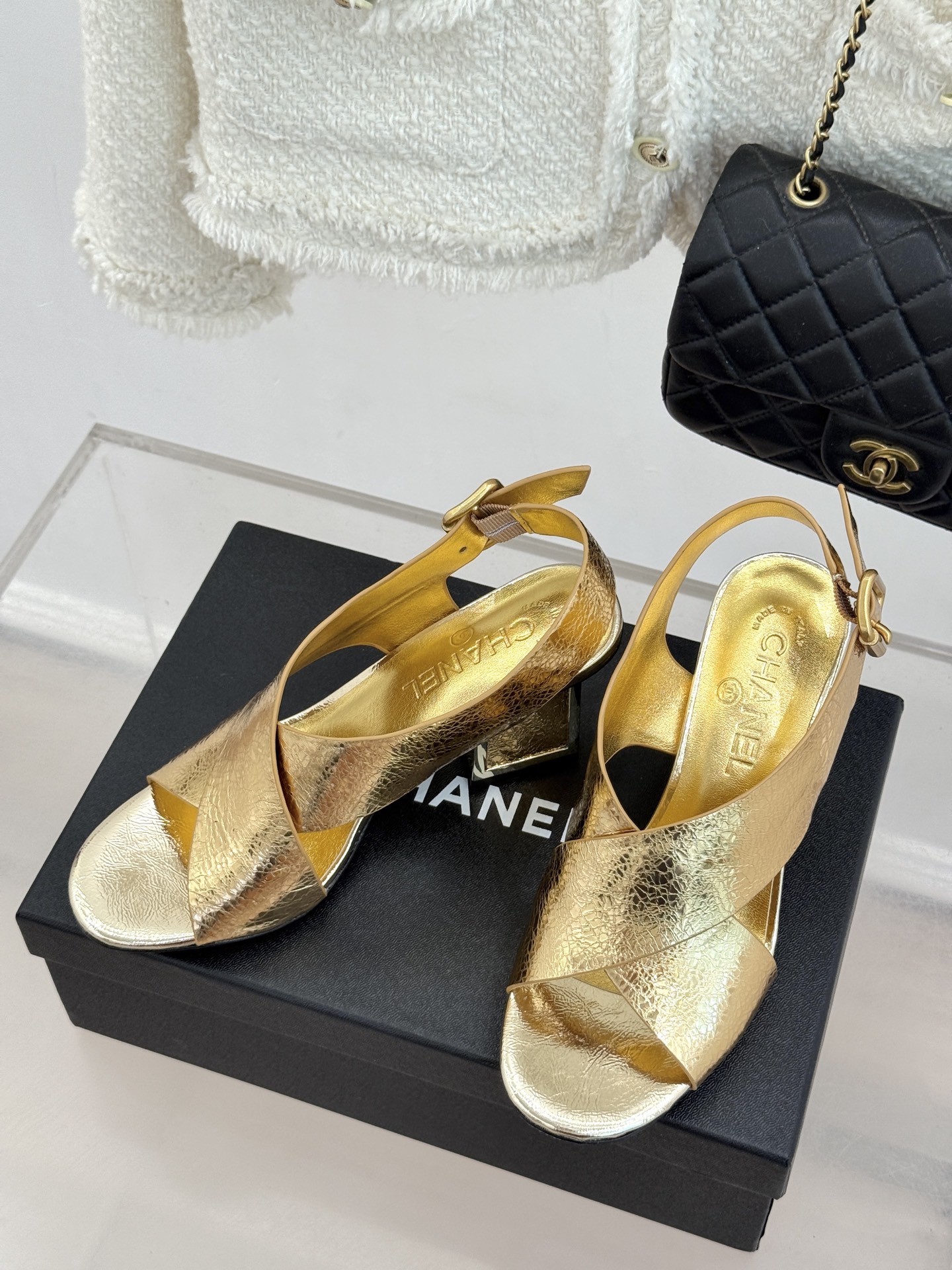 CHANE* ｜小香经典双C交叉带金属跟粗跟凉鞋小香将法式经典与现代慵懒相融打造这款辨识度拉满的粗跟拖鞋