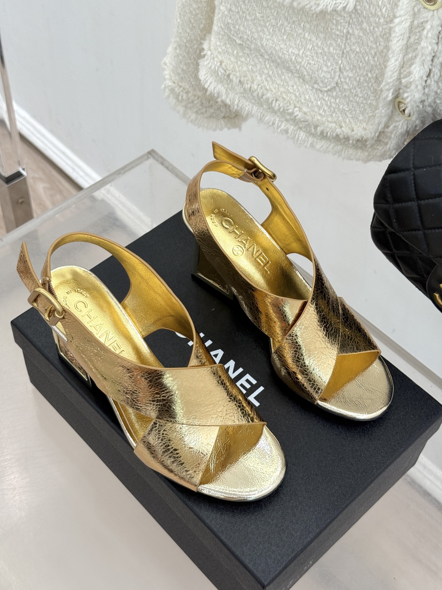 CHANE* ｜小香经典双C交叉带金属跟粗跟凉鞋小香将法式经典与现代慵懒相融打造这款辨识度拉满的粗跟拖鞋