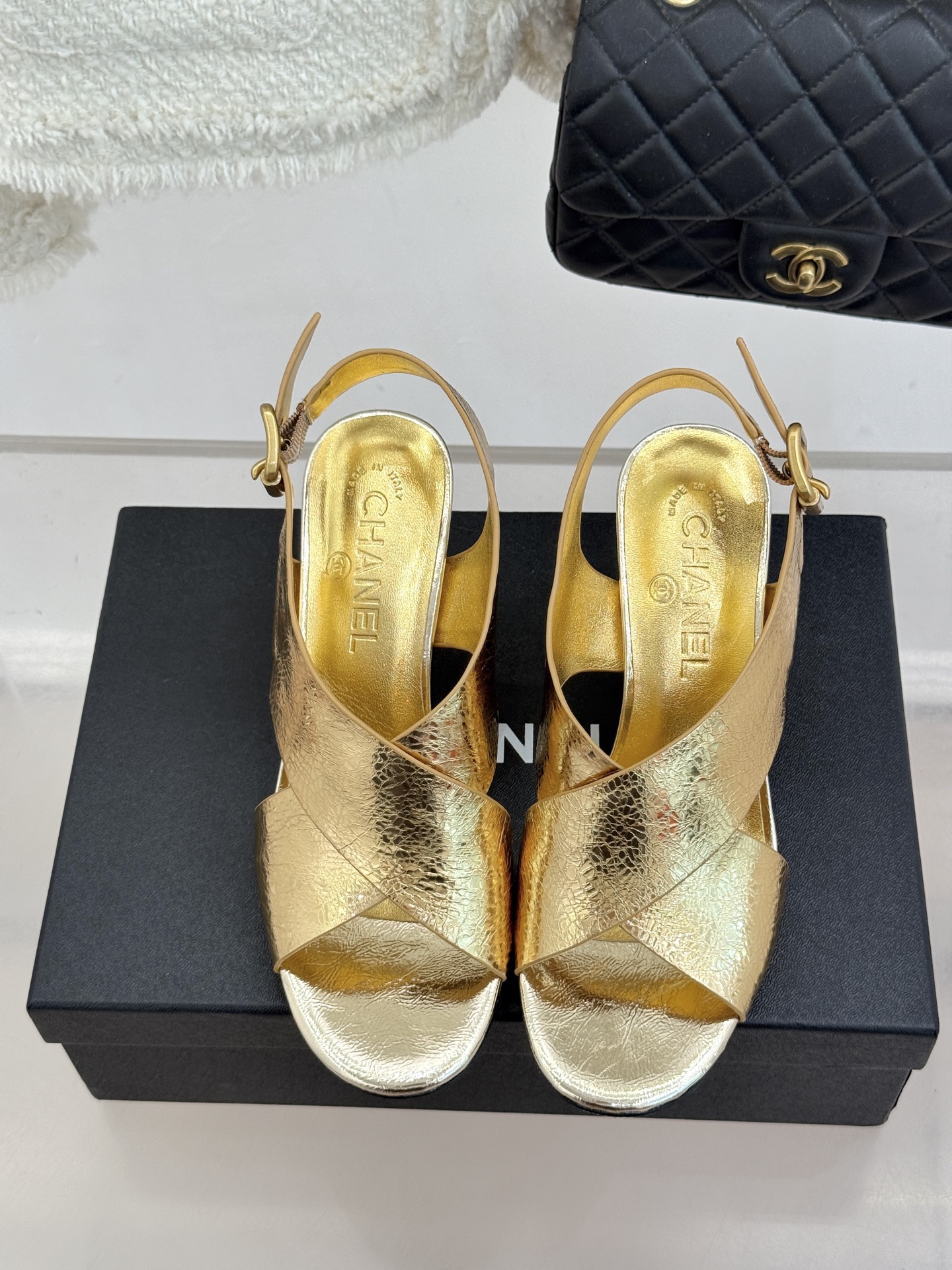 CHANE* ｜小香经典双C交叉带金属跟粗跟凉鞋小香将法式经典与现代慵懒相融打造这款辨识度拉满的粗跟拖鞋