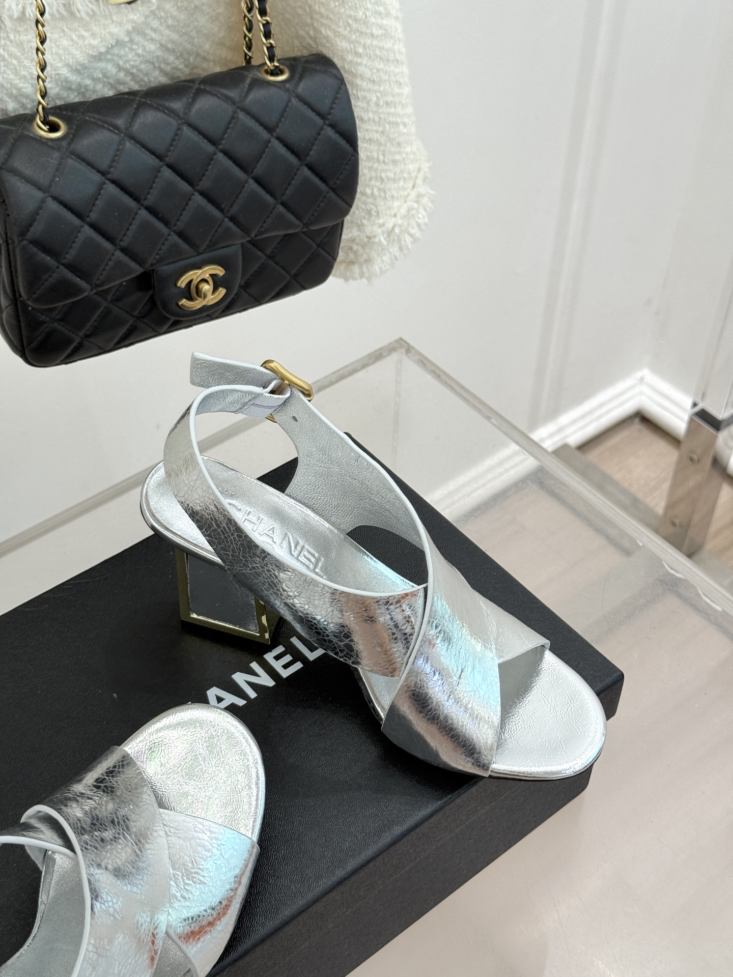 CHANE* ｜小香经典双C交叉带金属跟粗跟凉鞋小香将法式经典与现代慵懒相融打造这款辨识度拉满的粗跟拖鞋