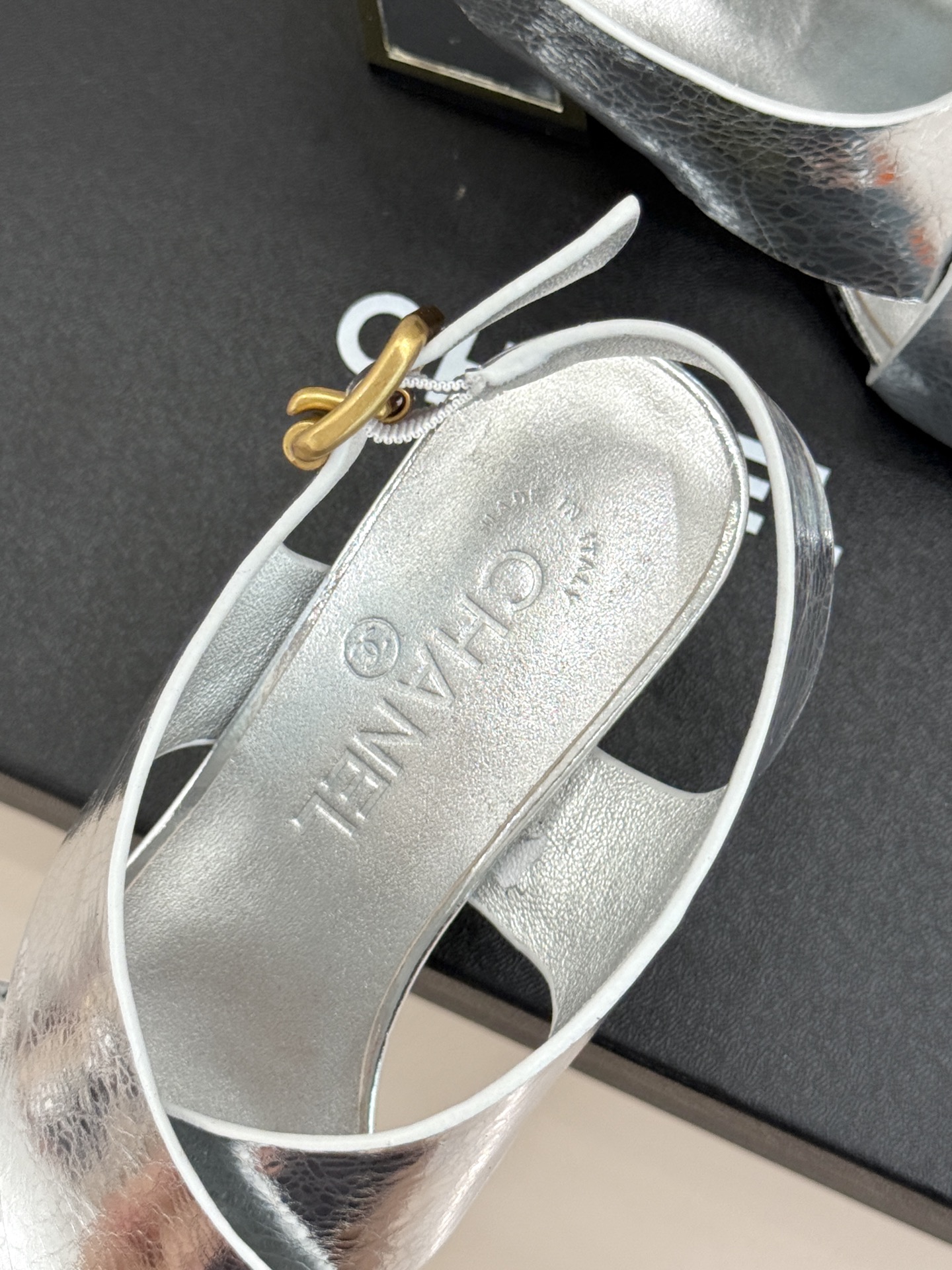 CHANE* ｜小香经典双C交叉带金属跟粗跟凉鞋小香将法式经典与现代慵懒相融打造这款辨识度拉满的粗跟拖鞋