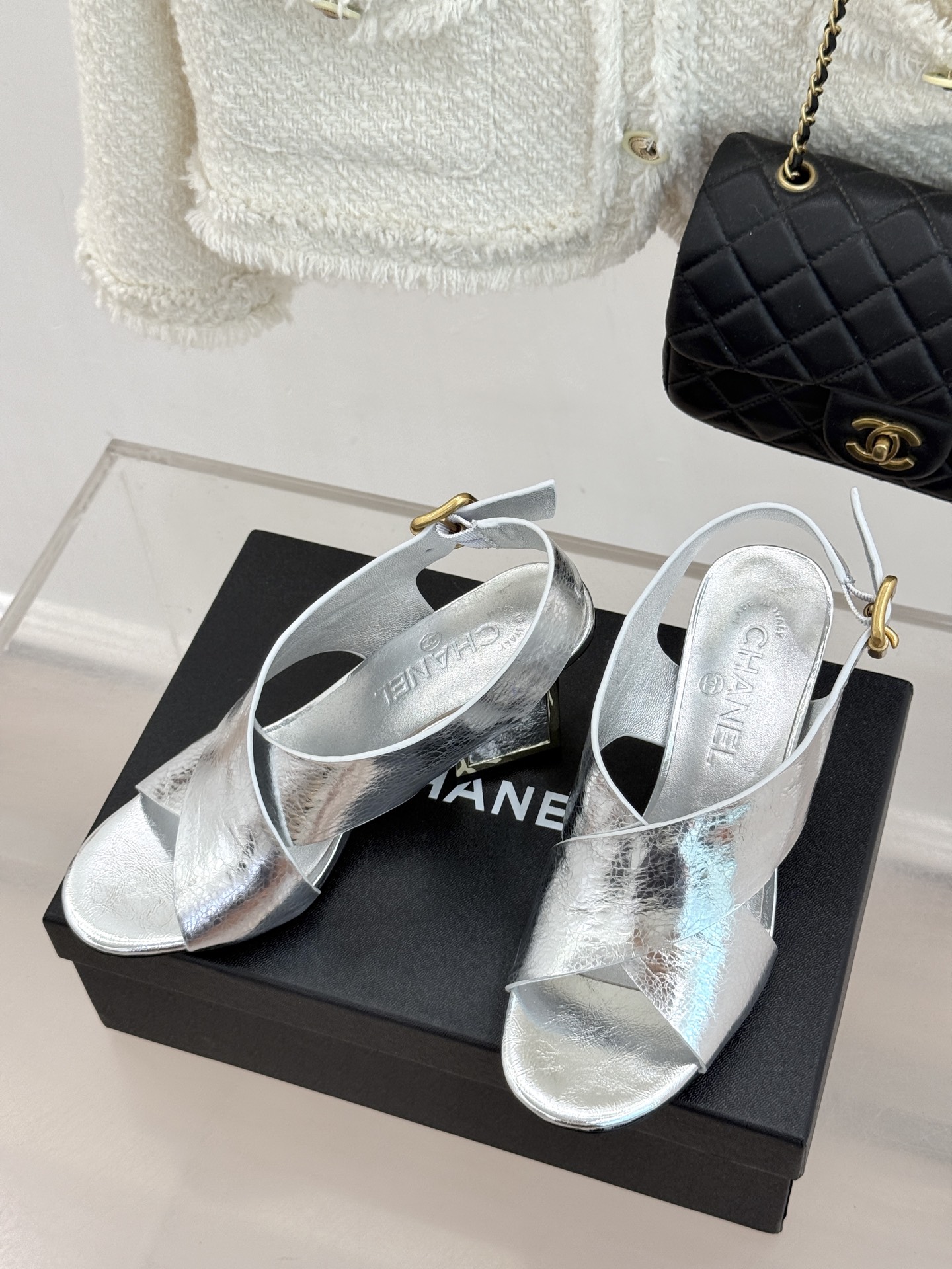 CHANE* ｜小香经典双C交叉带金属跟粗跟凉鞋小香将法式经典与现代慵懒相融打造这款辨识度拉满的粗跟拖鞋