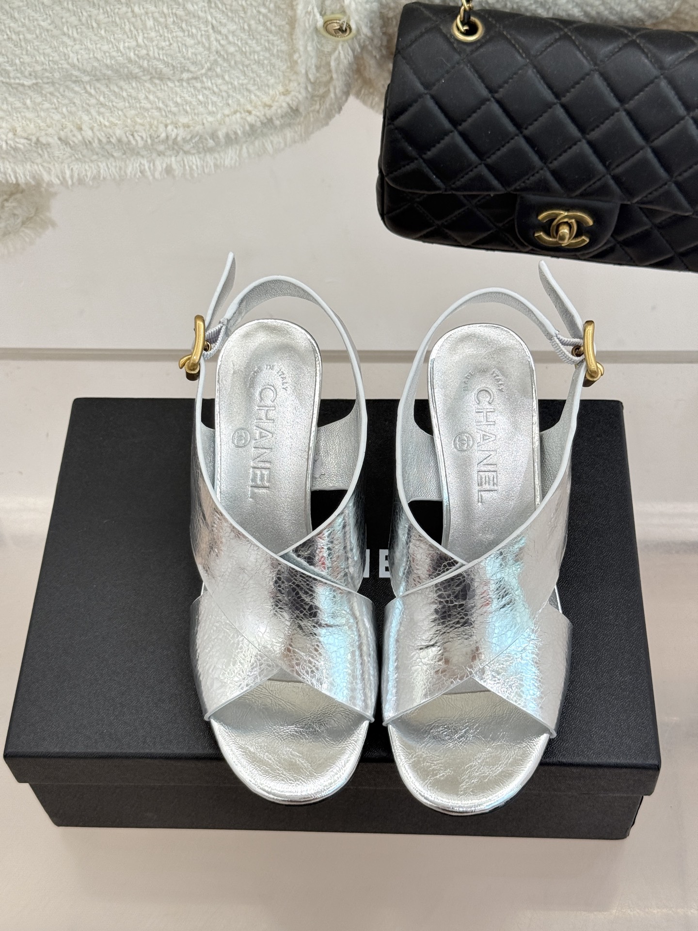 CHANE* ｜小香经典双C交叉带金属跟粗跟凉鞋小香将法式经典与现代慵懒相融打造这款辨识度拉满的粗跟拖鞋