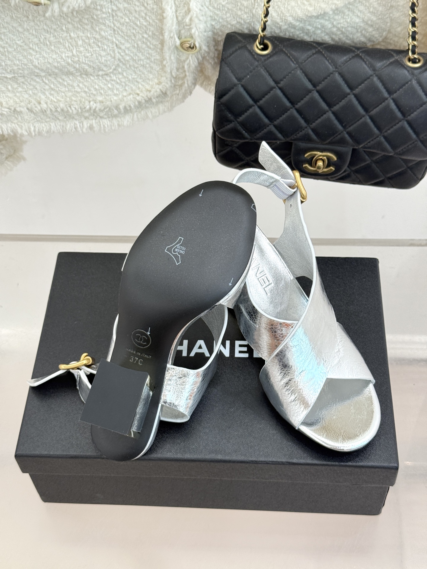 CHANE* ｜小香经典双C交叉带金属跟粗跟凉鞋小香将法式经典与现代慵懒相融打造这款辨识度拉满的粗跟拖鞋