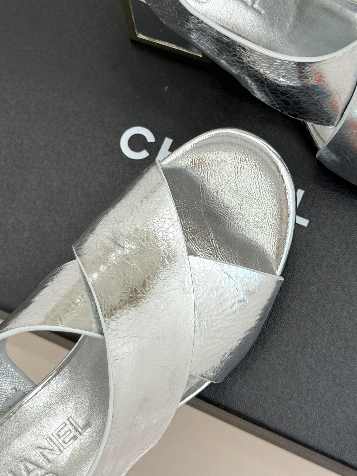 CHANE* ｜小香经典双C交叉带金属跟粗跟凉鞋小香将法式经典与现代慵懒相融打造这款辨识度拉满的粗跟拖鞋