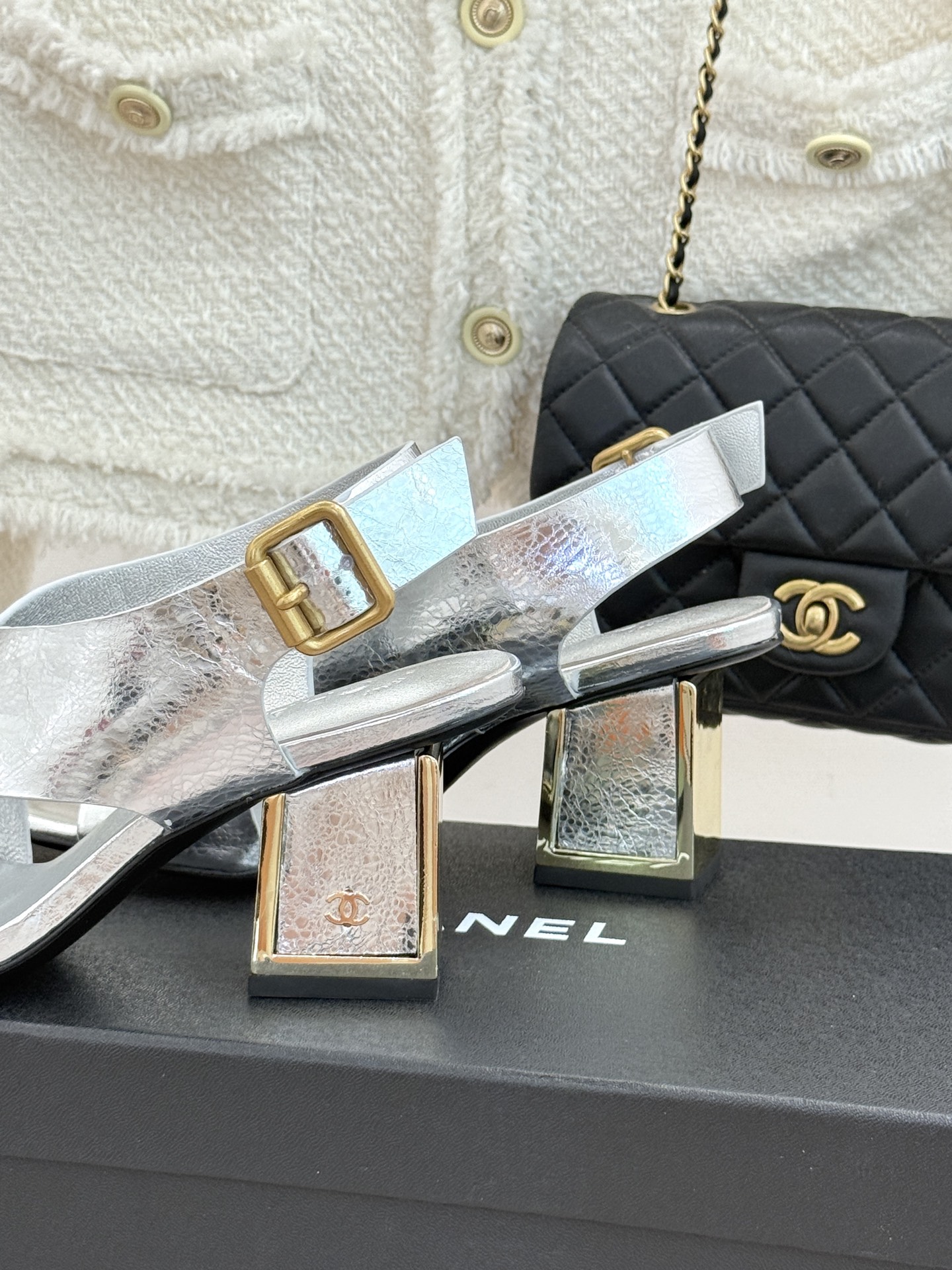 CHANE* ｜小香经典双C交叉带金属跟粗跟凉鞋小香将法式经典与现代慵懒相融打造这款辨识度拉满的粗跟拖鞋