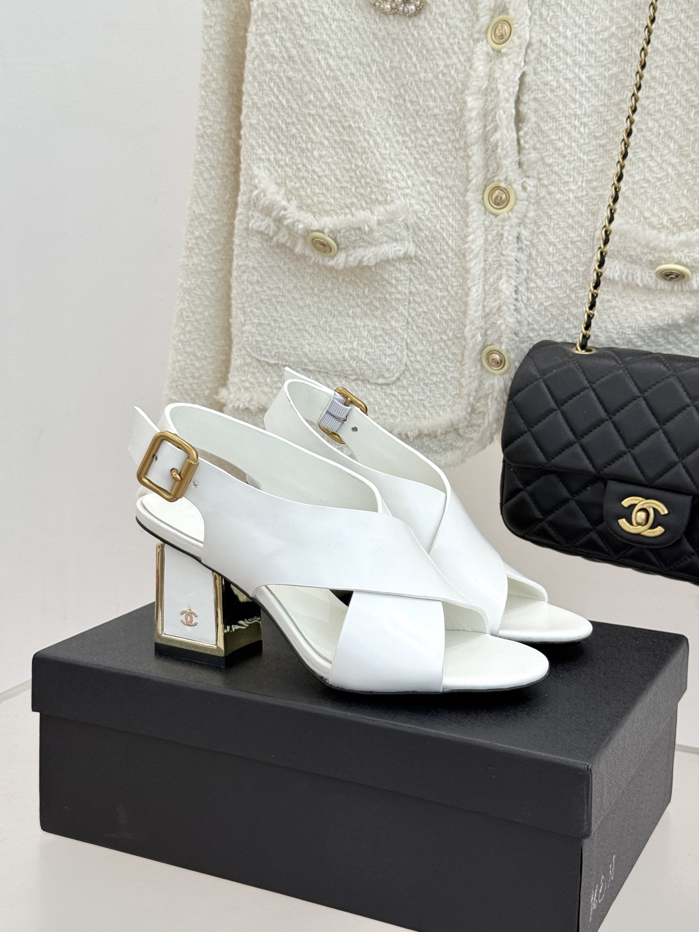 CHANE* ｜小香经典双C交叉带金属跟粗跟凉鞋小香将法式经典与现代慵懒相融打造这款辨识度拉满的粗跟拖鞋