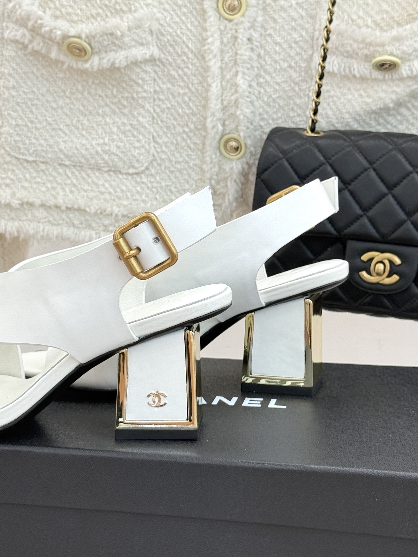 CHANE* ｜小香经典双C交叉带金属跟粗跟凉鞋小香将法式经典与现代慵懒相融打造这款辨识度拉满的粗跟拖鞋