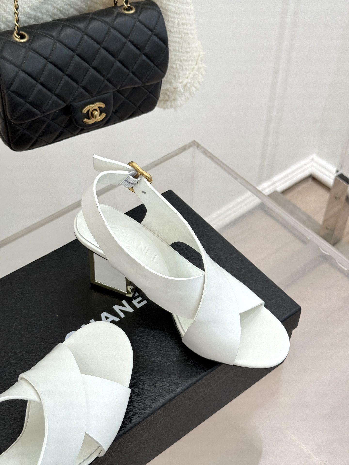 CHANE* ｜小香经典双C交叉带金属跟粗跟凉鞋小香将法式经典与现代慵懒相融打造这款辨识度拉满的粗跟拖鞋