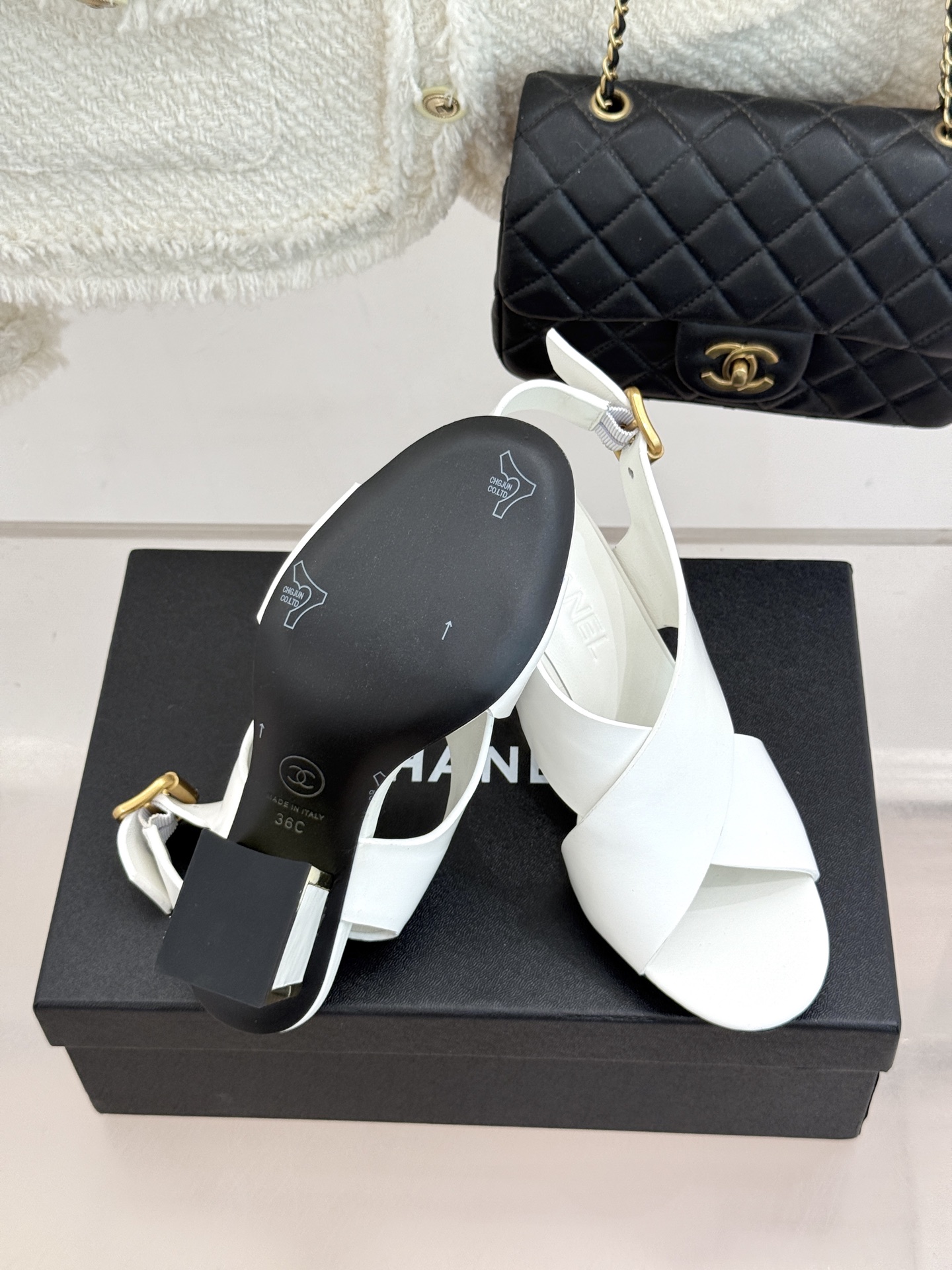 CHANE* ｜小香经典双C交叉带金属跟粗跟凉鞋小香将法式经典与现代慵懒相融打造这款辨识度拉满的粗跟拖鞋