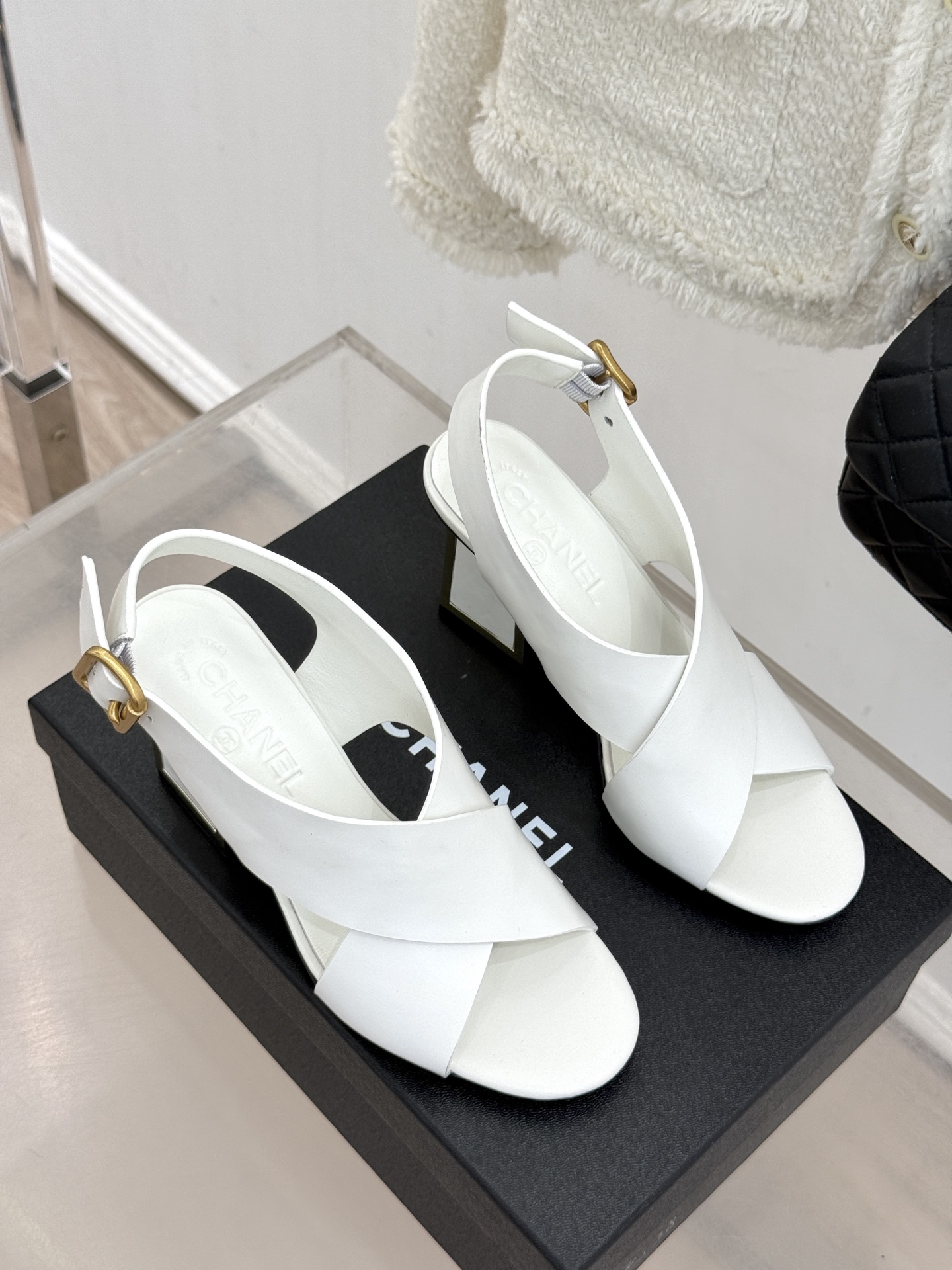 CHANE* ｜小香经典双C交叉带金属跟粗跟凉鞋小香将法式经典与现代慵懒相融打造这款辨识度拉满的粗跟拖鞋