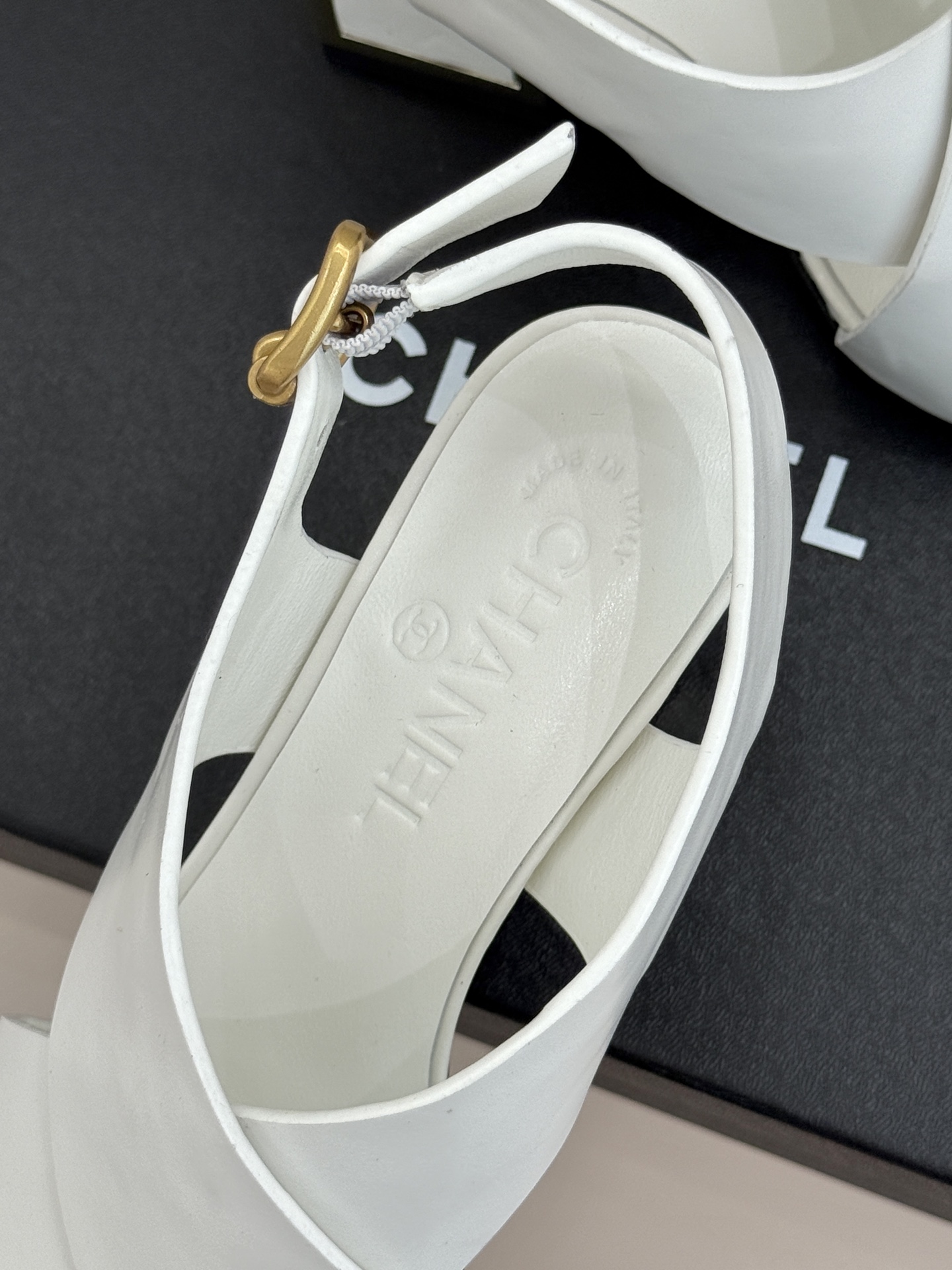 CHANE* ｜小香经典双C交叉带金属跟粗跟凉鞋小香将法式经典与现代慵懒相融打造这款辨识度拉满的粗跟拖鞋