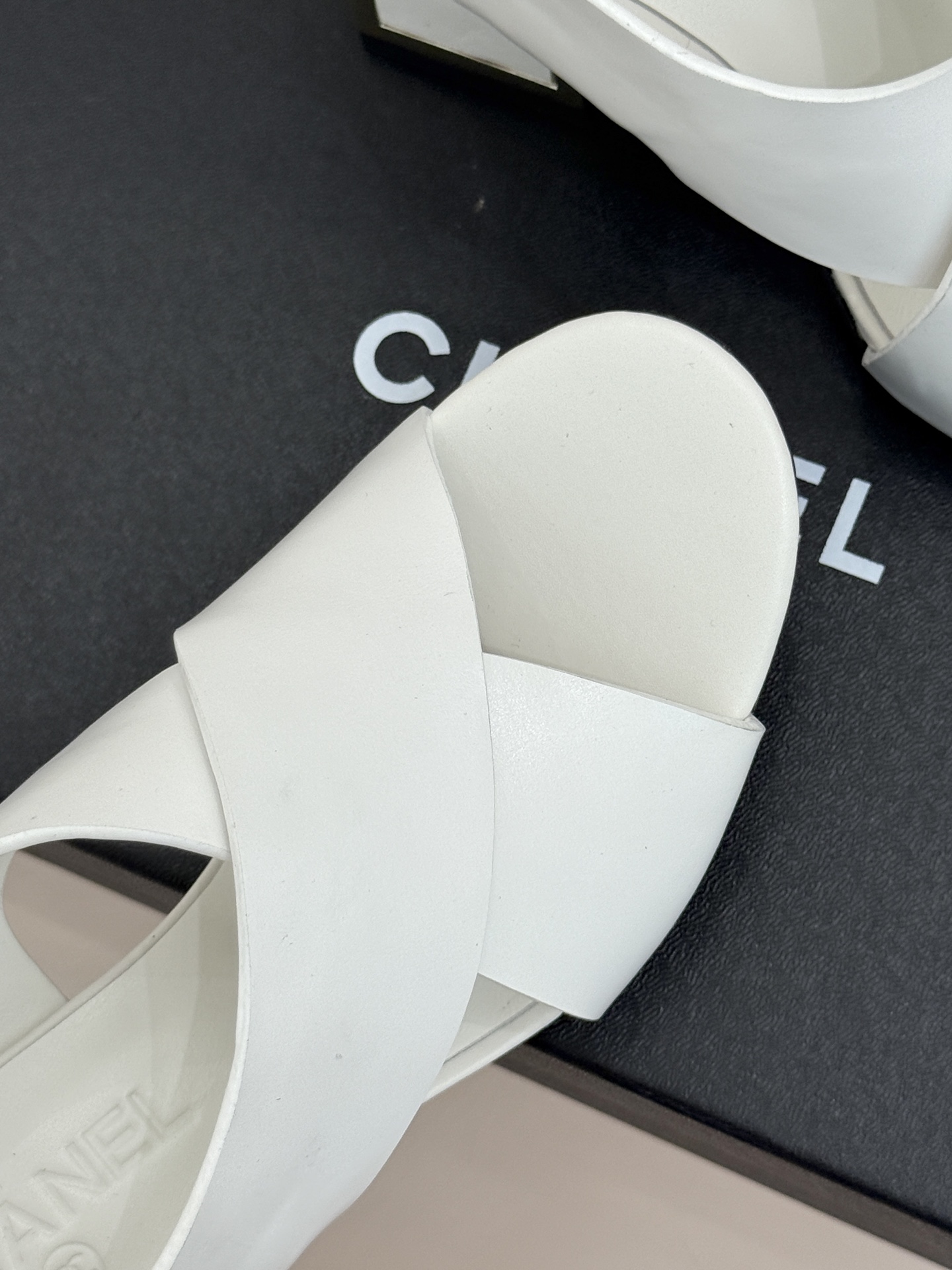 CHANE* ｜小香经典双C交叉带金属跟粗跟凉鞋小香将法式经典与现代慵懒相融打造这款辨识度拉满的粗跟拖鞋