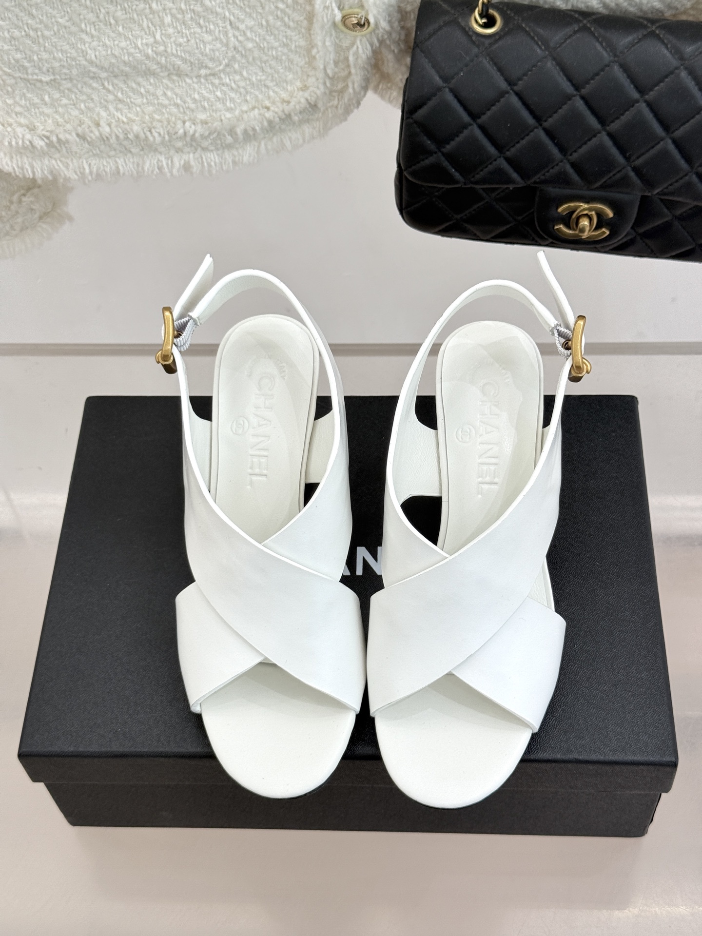 CHANE* ｜小香经典双C交叉带金属跟粗跟凉鞋小香将法式经典与现代慵懒相融打造这款辨识度拉满的粗跟拖鞋