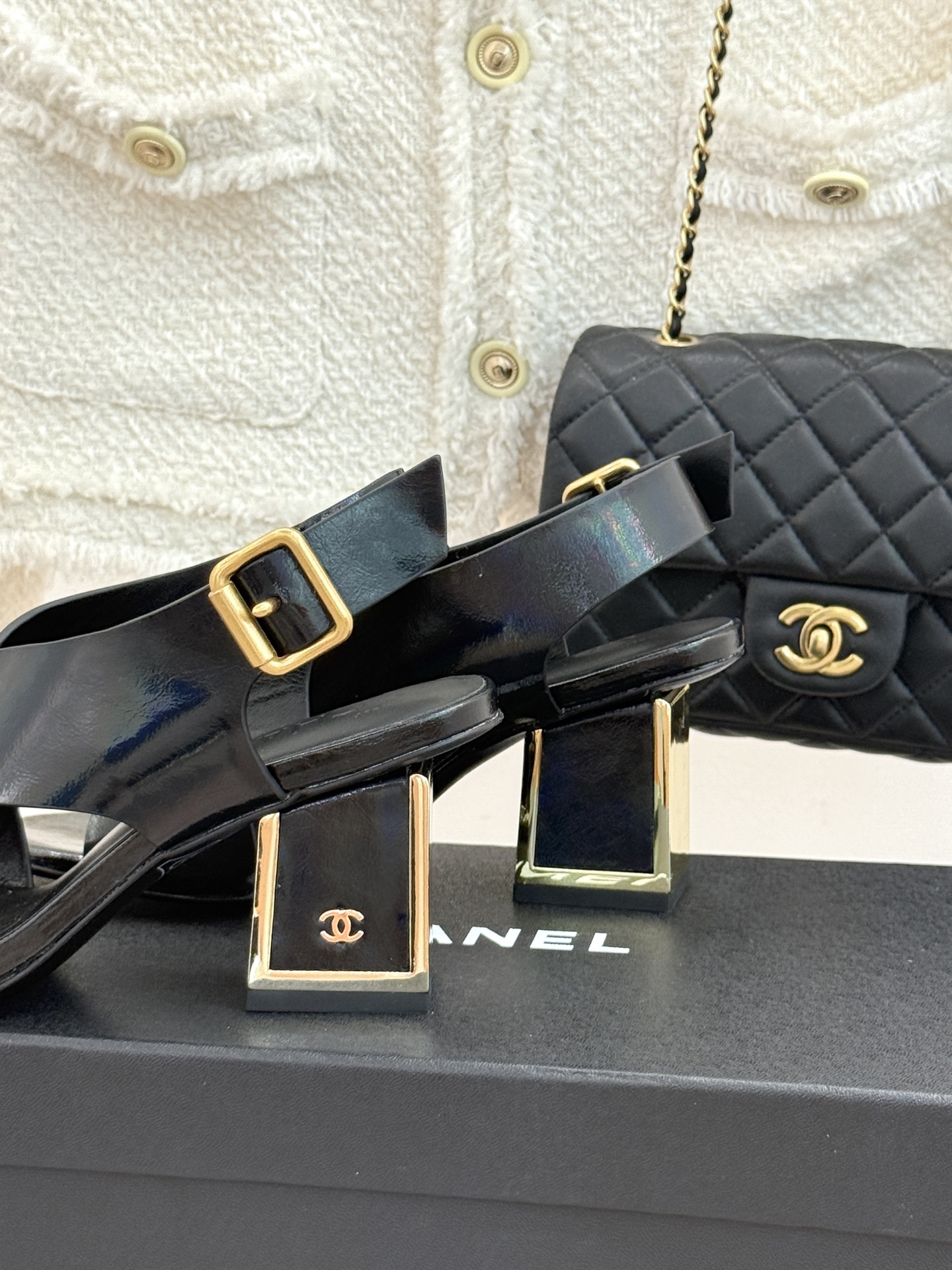 CHANE* ｜小香经典双C交叉带金属跟粗跟凉鞋小香将法式经典与现代慵懒相融打造这款辨识度拉满的粗跟拖鞋