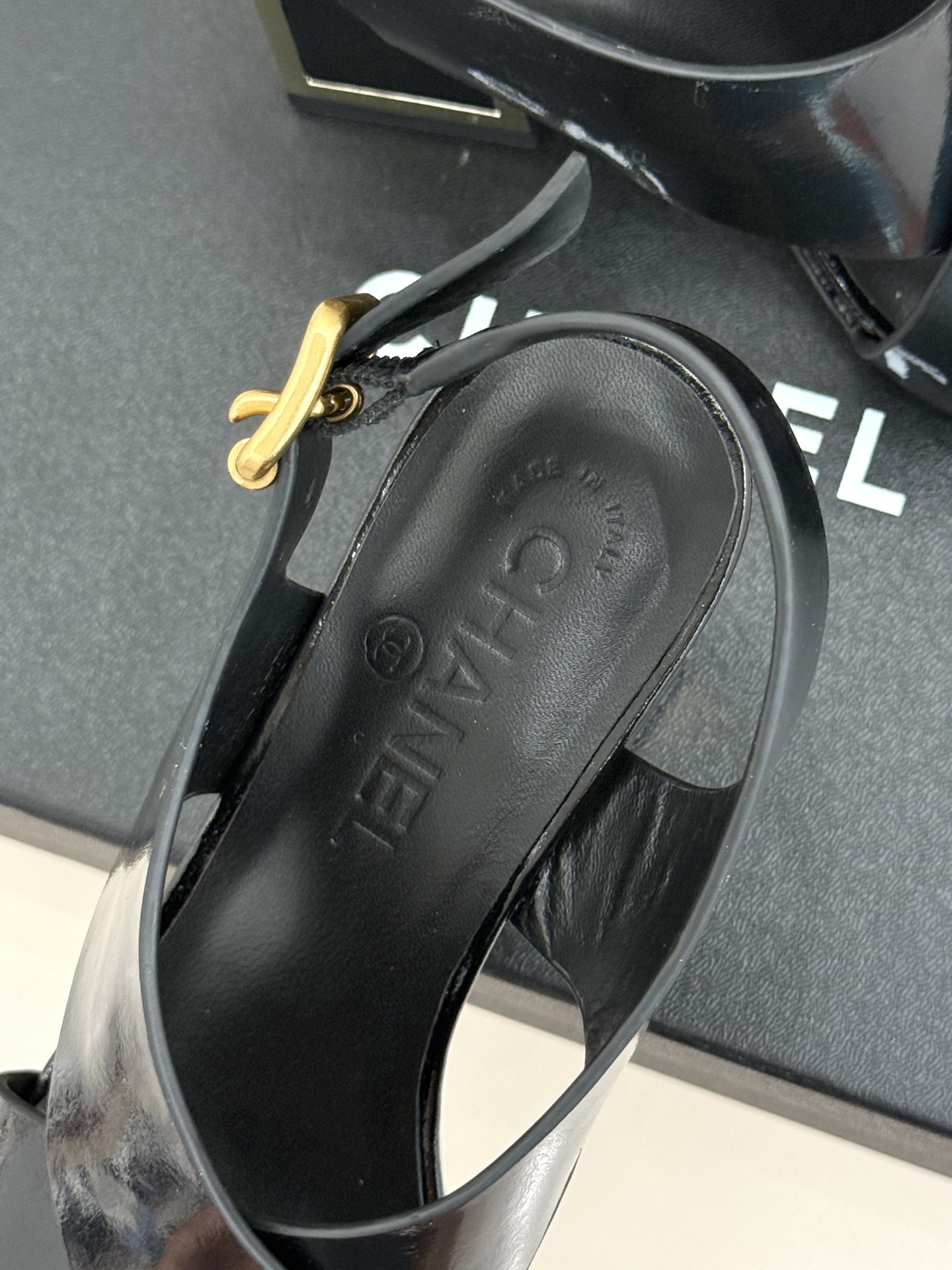 CHANE* ｜小香经典双C交叉带金属跟粗跟凉鞋小香将法式经典与现代慵懒相融打造这款辨识度拉满的粗跟拖鞋