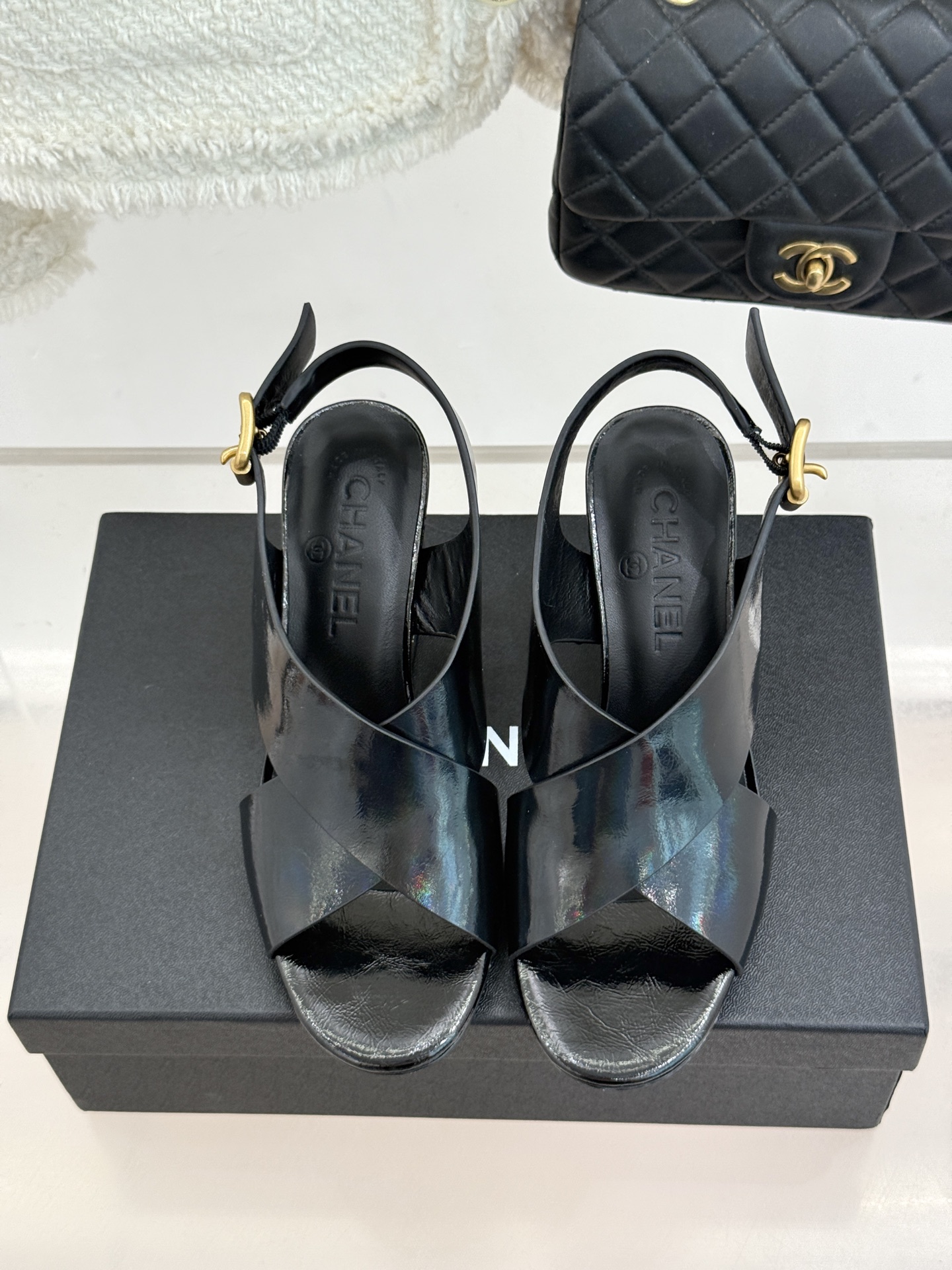 CHANE* ｜小香经典双C交叉带金属跟粗跟凉鞋小香将法式经典与现代慵懒相融打造这款辨识度拉满的粗跟拖鞋