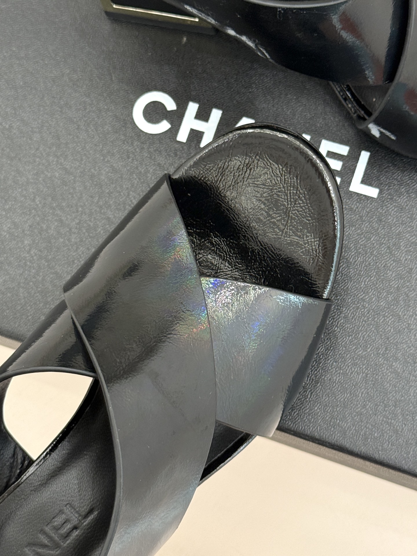 CHANE* ｜小香经典双C交叉带金属跟粗跟凉鞋小香将法式经典与现代慵懒相融打造这款辨识度拉满的粗跟拖鞋