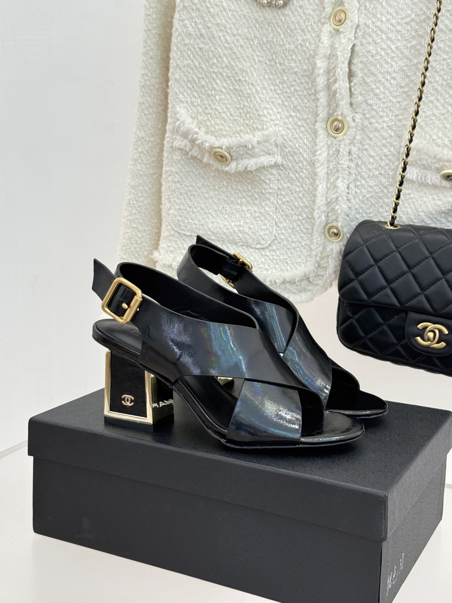 NO:783944,CHANE* | Xiaoxiang's classic double C cross-strap metal heel block-heeled sandals Xiaoxiang combines French classics with modern laziness to create this instantly recognizable block-heeled slipper. The cross-strap fits the instep neatly and the iconic metal double C shines brightly. The mirror metal block heel has both aura and stability. Walking is easy and not tiring. It can easily lengthen the leg line. Selected fine leather, soft and skin-friendly.  Suitable for suits, skirts, jeans and other diverse styles. From daily commuting to holiday travel, you can put on and take off casually and effortlessly bring a high-end aura. It is a timeless and elegant tool in the wardrobe. Every step shows style, calmness and elegance. The fabric is made of original customized leather, and the toes are all sheepskin. Italian imported genuine leather outsole size 35-39 (customized at 40/41/42)  No. 80920260315, high heels sandals,chanel,sandals,high heels,slippers,skirts,business suit,sheepskin,Leather soles19860909CHANE* ｜小香经典双C交叉带金属跟 粗跟凉鞋 小香将法式经典与现代慵懒相融 打造这款辨识度拉满的粗跟拖鞋. 交叉带利落贴合脚背 标志性金属双C熠熠生辉 镜面金属粗跟兼具气场与稳度 行走从容不累脚 轻松拉长腿部线条. 精选细腻皮革 质感软糯亲肤 适配西装、半裙、牛仔等多元造型. 从日常通勤到假日出行 一脚蹬穿脱随性 不费力便自带高级气场 是衣橱里永不过时的优雅利器 每一步都尽显香式从容与贵气. 面料采用原版定制皮料 内里踮脚均为羊皮 意大利进口真皮大底 size35-39（40/41/42定制） 编号80920260315,高跟鞋凉鞋,chanel,sandals,high heels,slippers,skirts,business suit,sheepskin,Leather soles,Women's Shoes