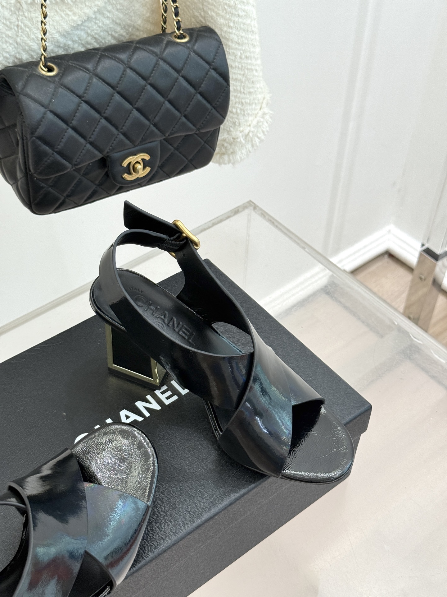 CHANE* ｜小香经典双C交叉带金属跟粗跟凉鞋小香将法式经典与现代慵懒相融打造这款辨识度拉满的粗跟拖鞋