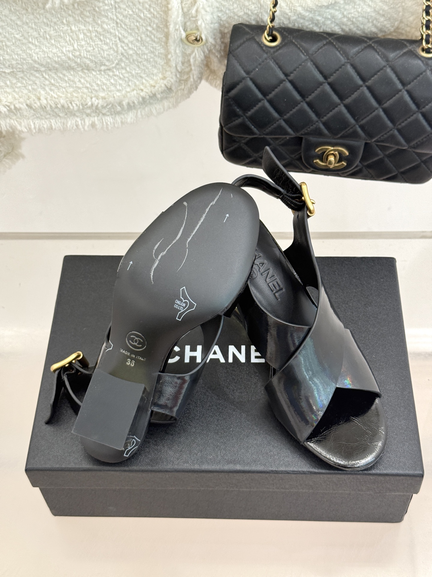 CHANE* ｜小香经典双C交叉带金属跟粗跟凉鞋小香将法式经典与现代慵懒相融打造这款辨识度拉满的粗跟拖鞋