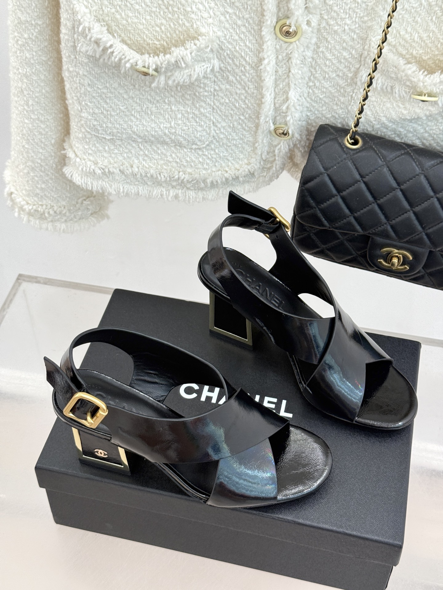 CHANE* ｜小香经典双C交叉带金属跟粗跟凉鞋小香将法式经典与现代慵懒相融打造这款辨识度拉满的粗跟拖鞋