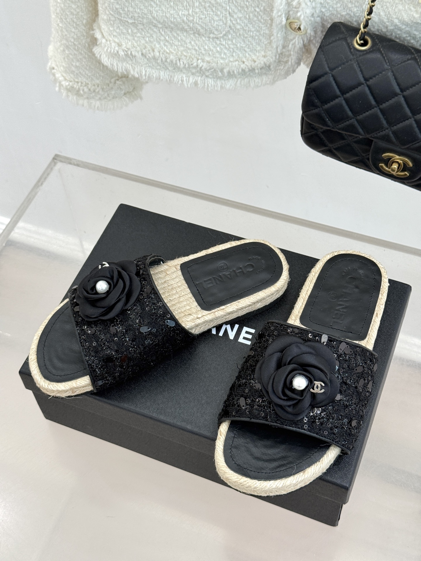 CHANE*｜小香经典双C山茶花珍珠麻绳底渔夫拖鞋把度假感与高级感揉得恰到好处。柔软鞋面搭配立体山茶花饰