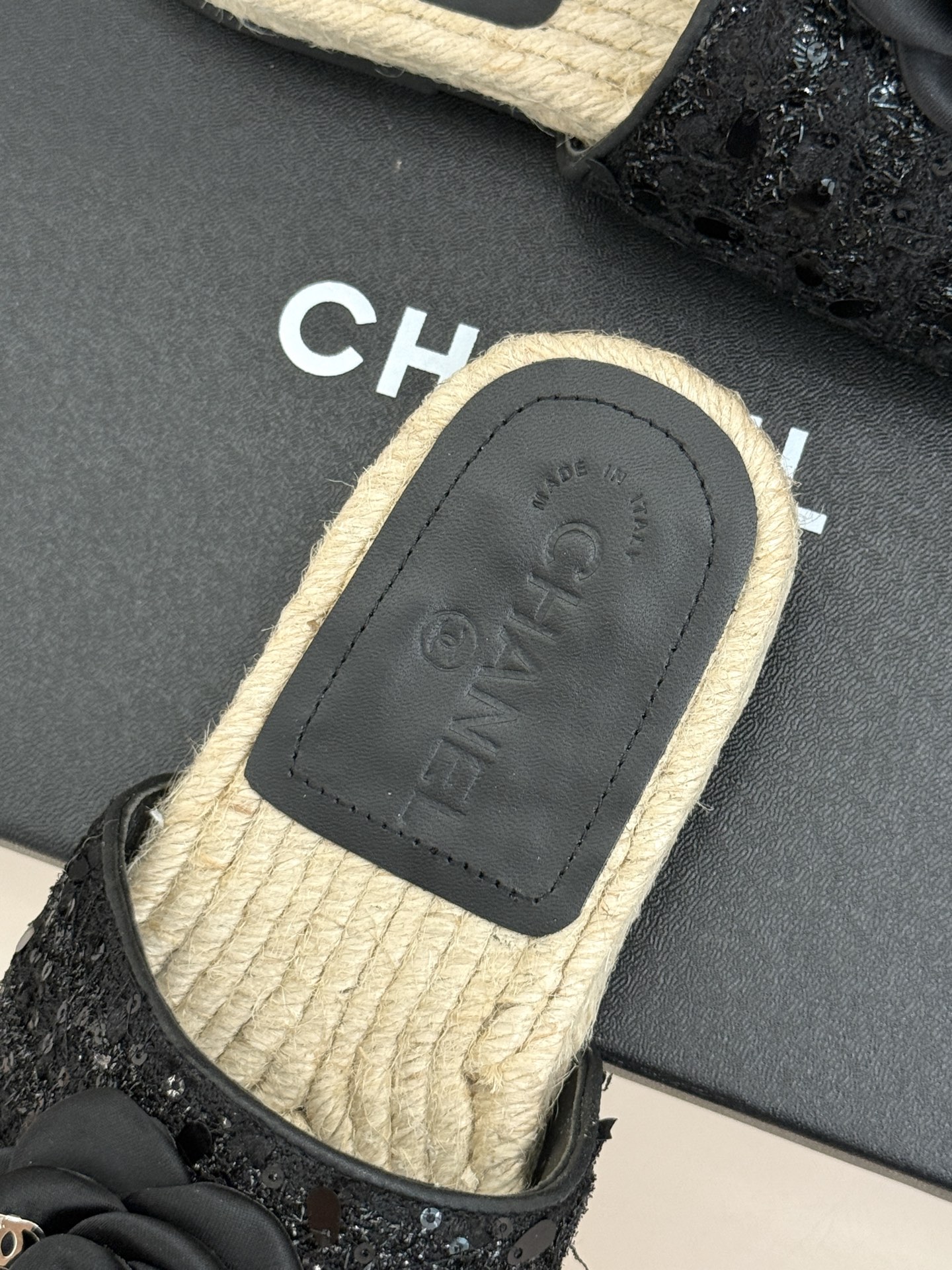 CHANE*｜小香经典双C山茶花珍珠麻绳底渔夫拖鞋把度假感与高级感揉得恰到好处。柔软鞋面搭配立体山茶花饰