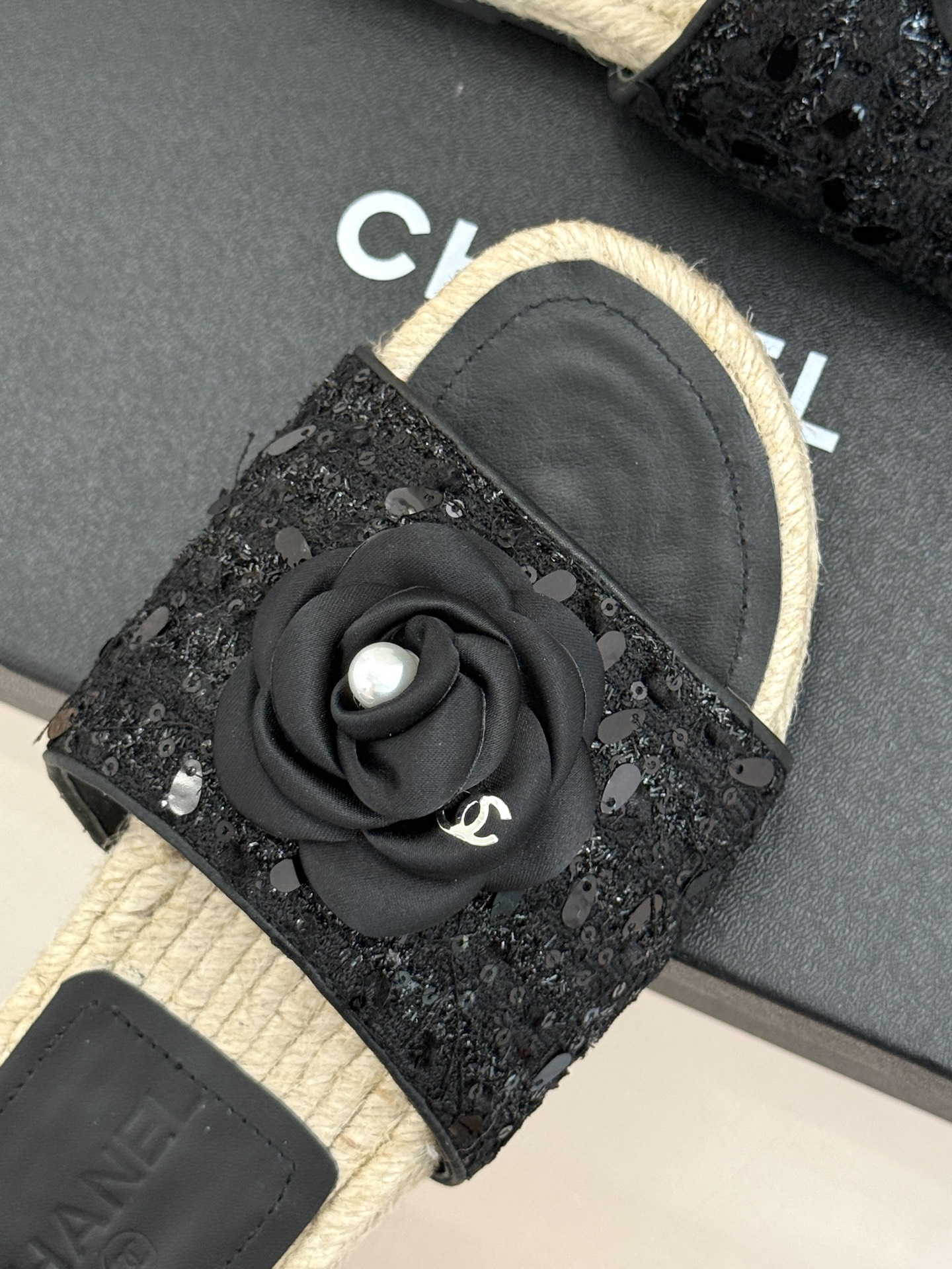 CHANE*｜小香经典双C山茶花珍珠麻绳底渔夫拖鞋把度假感与高级感揉得恰到好处。柔软鞋面搭配立体山茶花饰