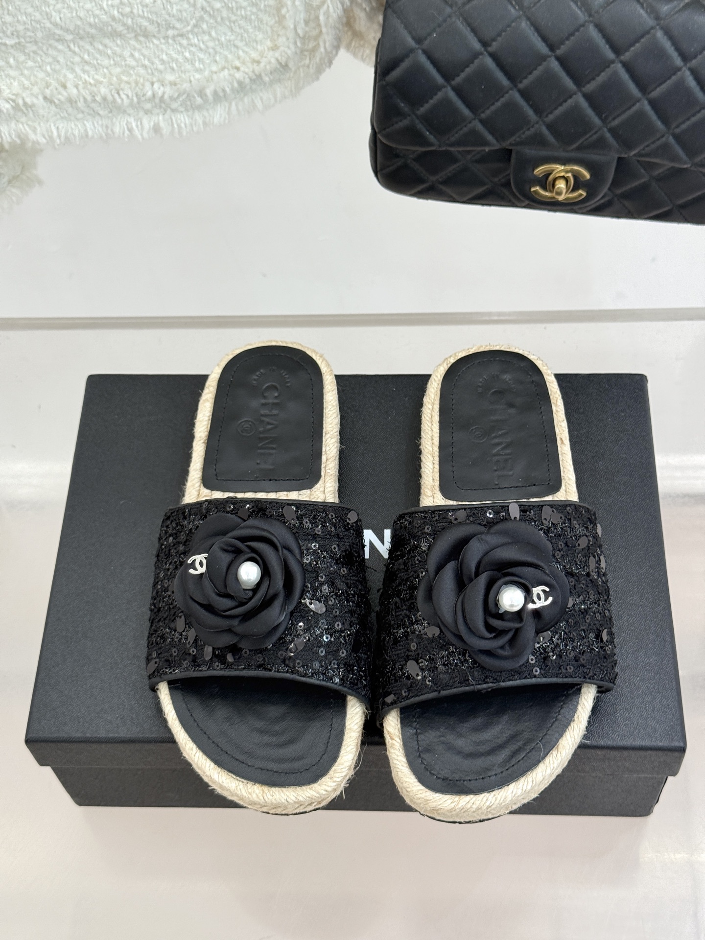 CHANE*｜小香经典双C山茶花珍珠麻绳底渔夫拖鞋把度假感与高级感揉得恰到好处。柔软鞋面搭配立体山茶花饰