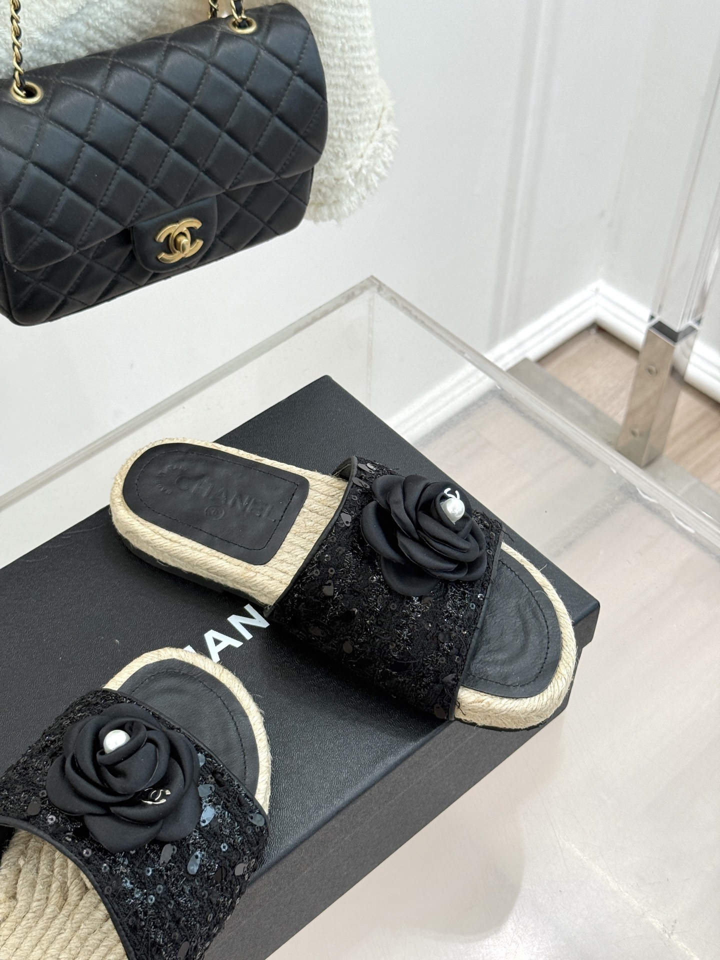 CHANE*｜小香经典双C山茶花珍珠麻绳底渔夫拖鞋把度假感与高级感揉得恰到好处。柔软鞋面搭配立体山茶花饰