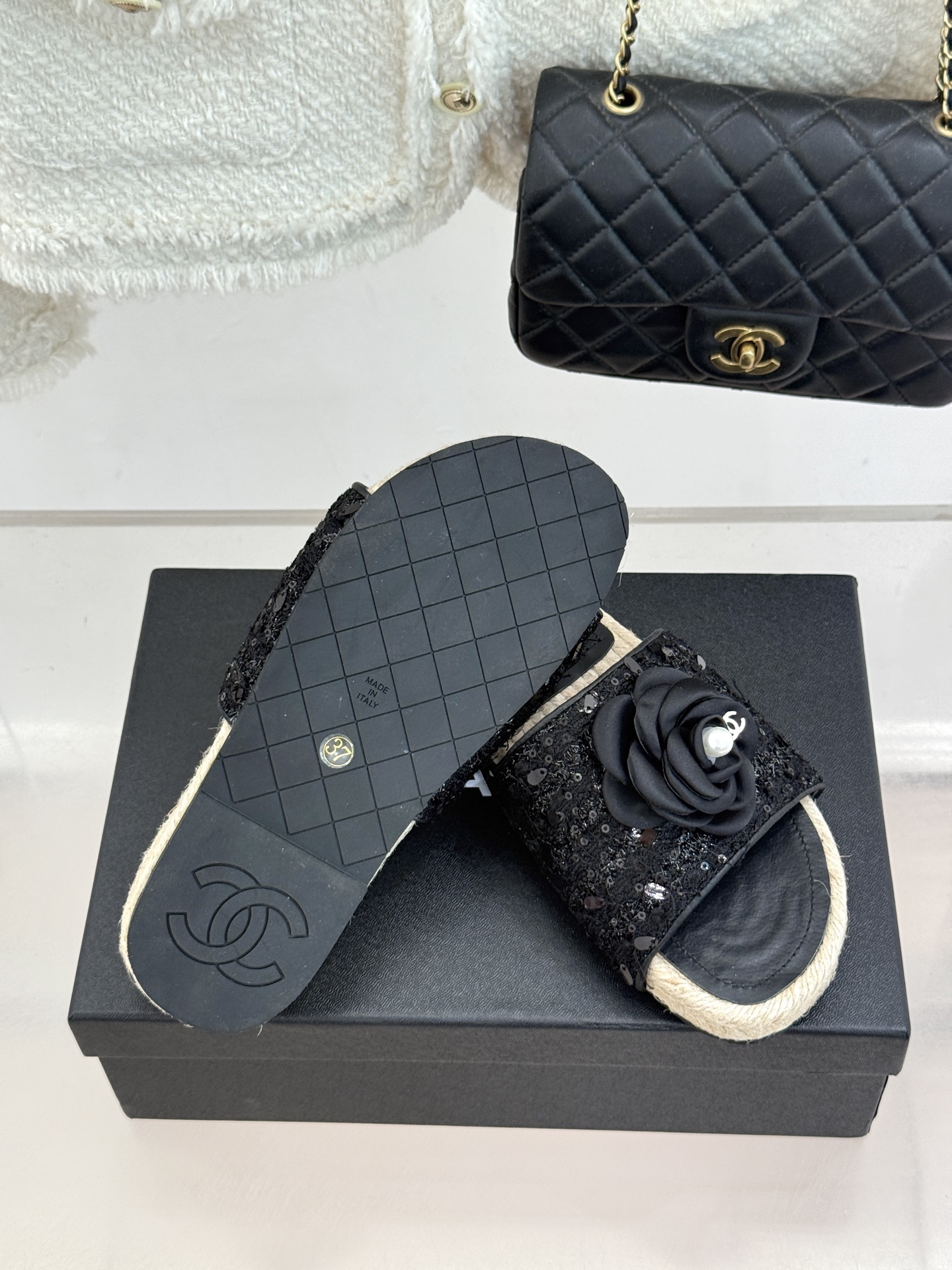 CHANE*｜小香经典双C山茶花珍珠麻绳底渔夫拖鞋把度假感与高级感揉得恰到好处。柔软鞋面搭配立体山茶花饰