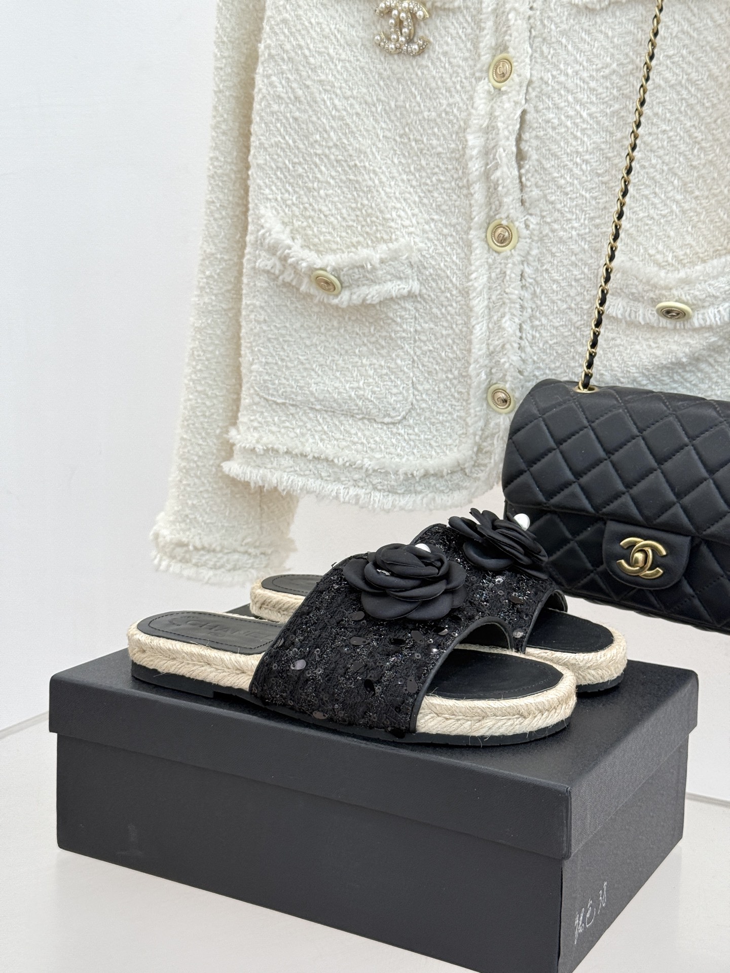 CHANE*｜小香经典双C山茶花珍珠麻绳底渔夫拖鞋把度假感与高级感揉得恰到好处。柔软鞋面搭配立体山茶花饰