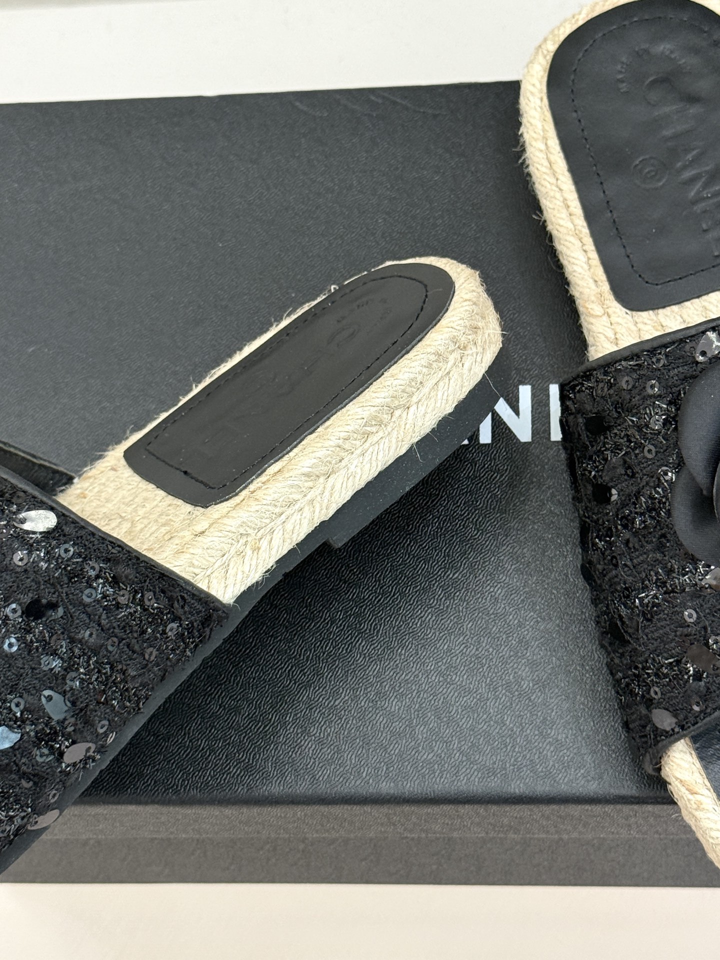 CHANE*｜小香经典双C山茶花珍珠麻绳底渔夫拖鞋把度假感与高级感揉得恰到好处。柔软鞋面搭配立体山茶花饰