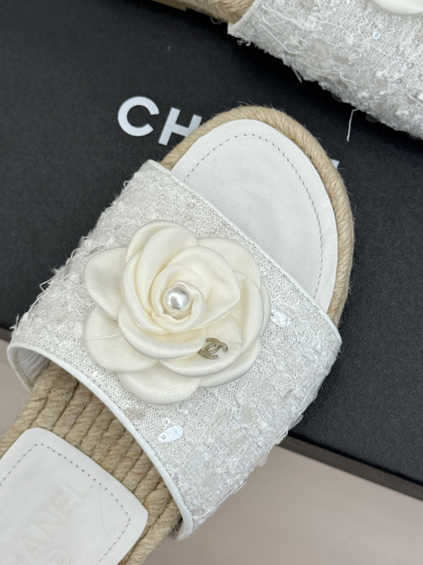 CHANE*｜小香经典双C山茶花珍珠麻绳底渔夫拖鞋把度假感与高级感揉得恰到好处。柔软鞋面搭配立体山茶花饰