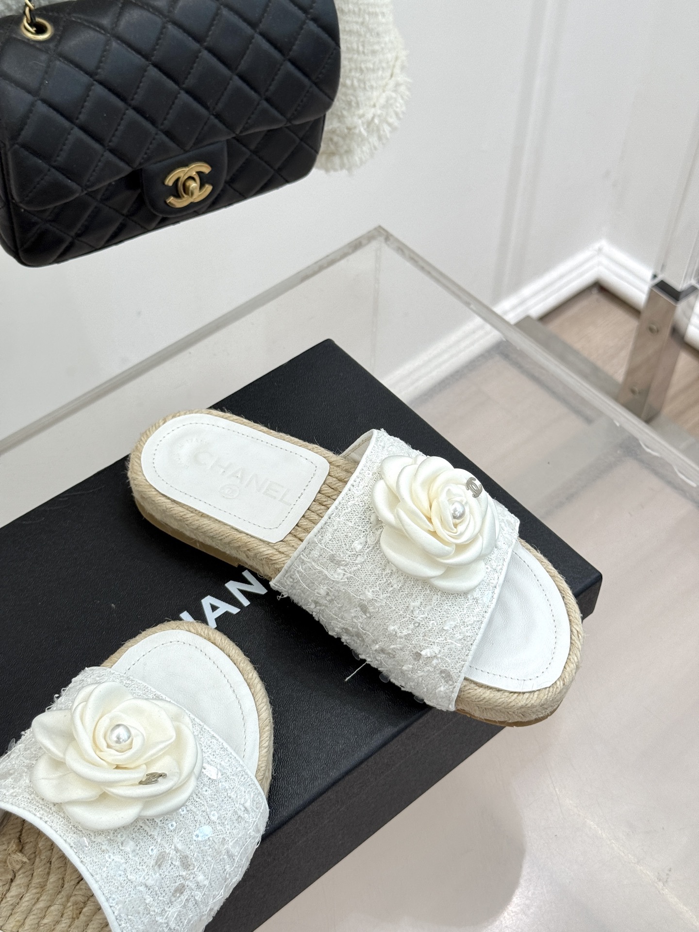 CHANE*｜小香经典双C山茶花珍珠麻绳底渔夫拖鞋把度假感与高级感揉得恰到好处。柔软鞋面搭配立体山茶花饰