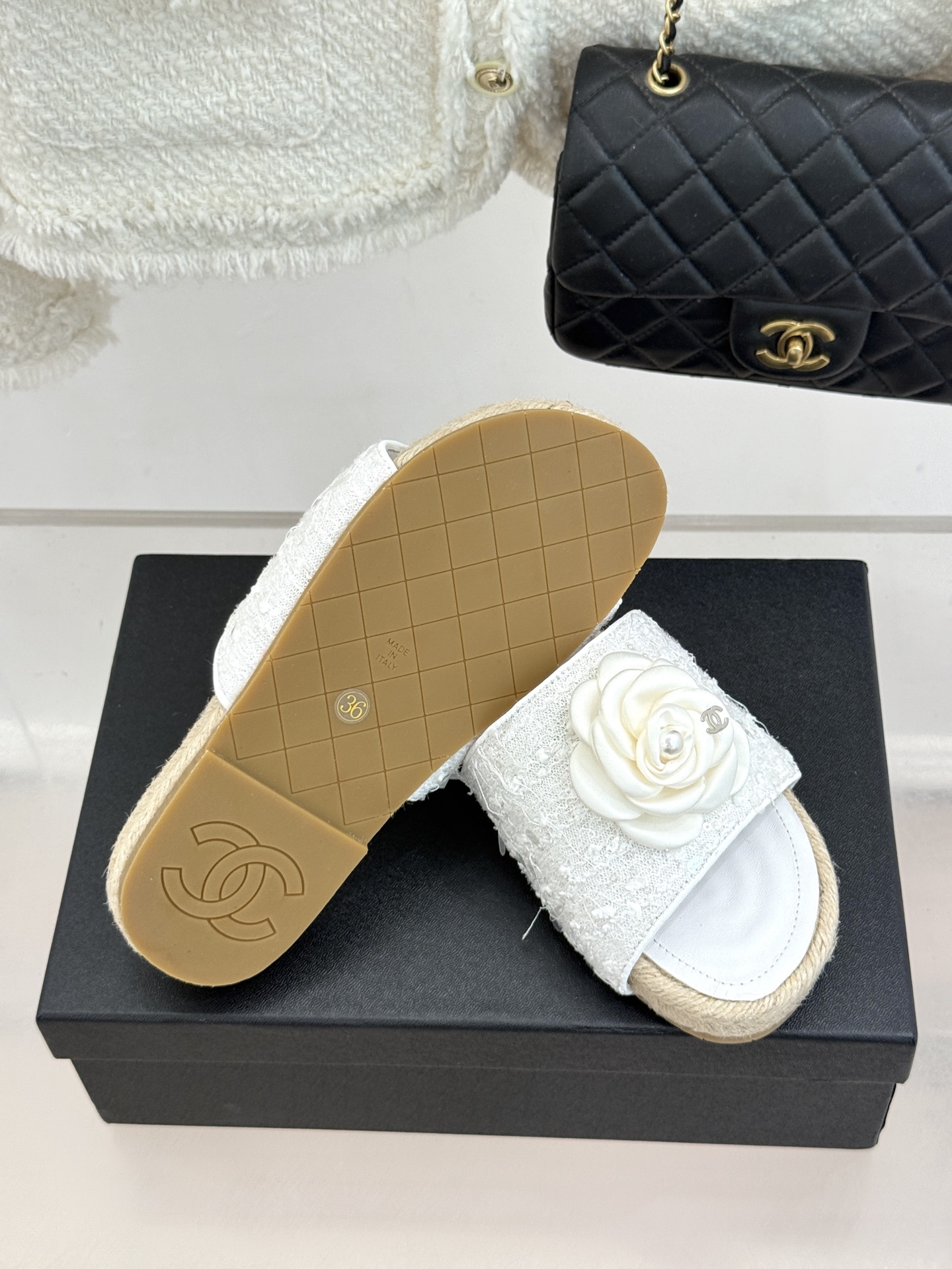 CHANE*｜小香经典双C山茶花珍珠麻绳底渔夫拖鞋把度假感与高级感揉得恰到好处。柔软鞋面搭配立体山茶花饰