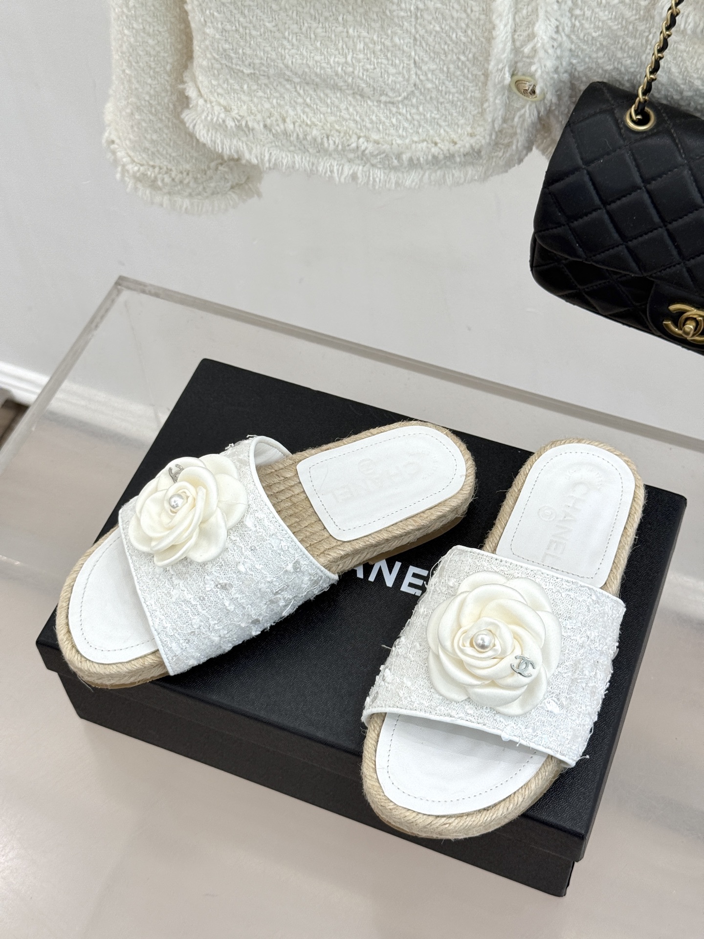 CHANE*｜小香经典双C山茶花珍珠麻绳底渔夫拖鞋把度假感与高级感揉得恰到好处。柔软鞋面搭配立体山茶花饰