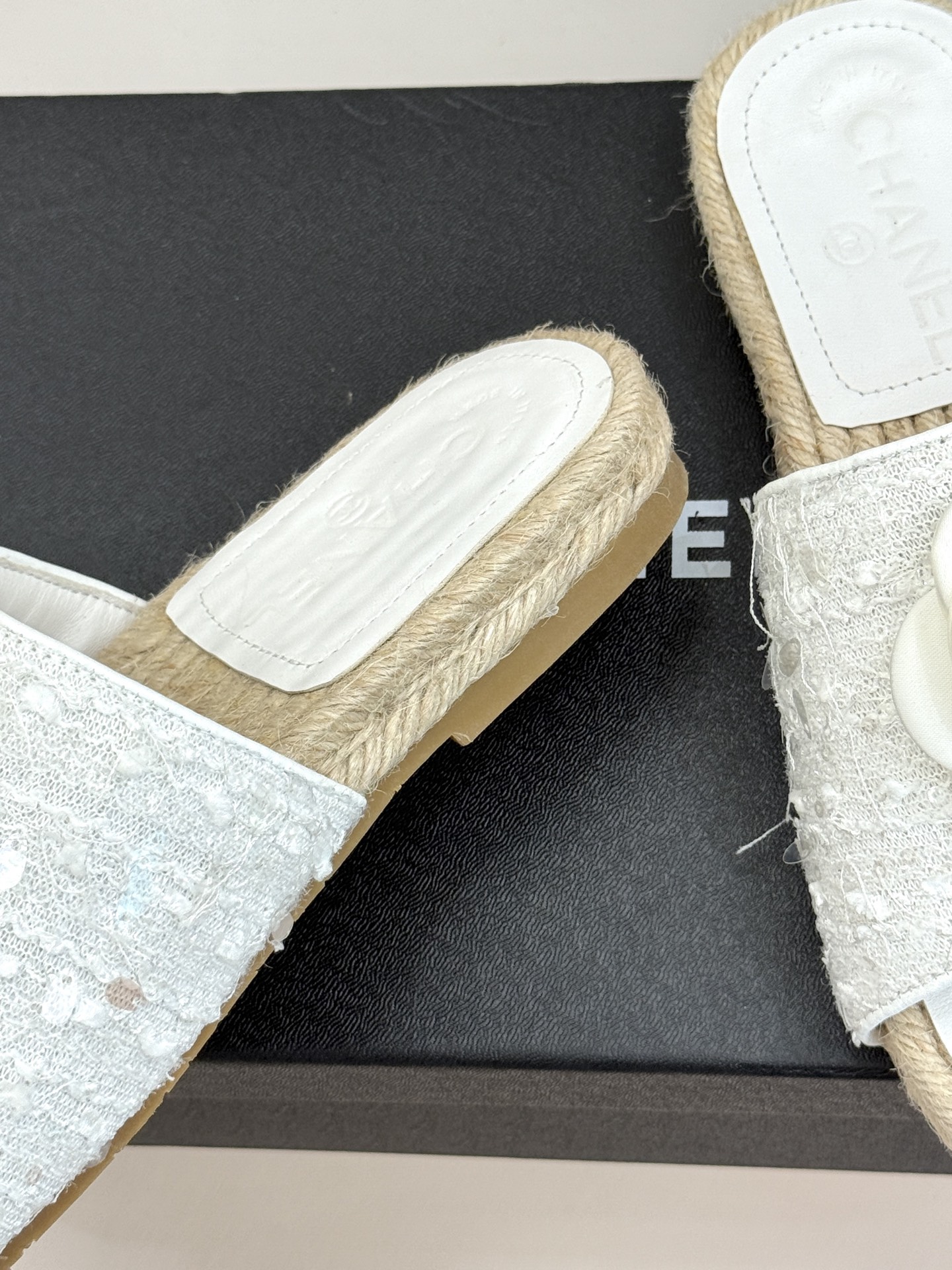 CHANE*｜小香经典双C山茶花珍珠麻绳底渔夫拖鞋把度假感与高级感揉得恰到好处。柔软鞋面搭配立体山茶花饰