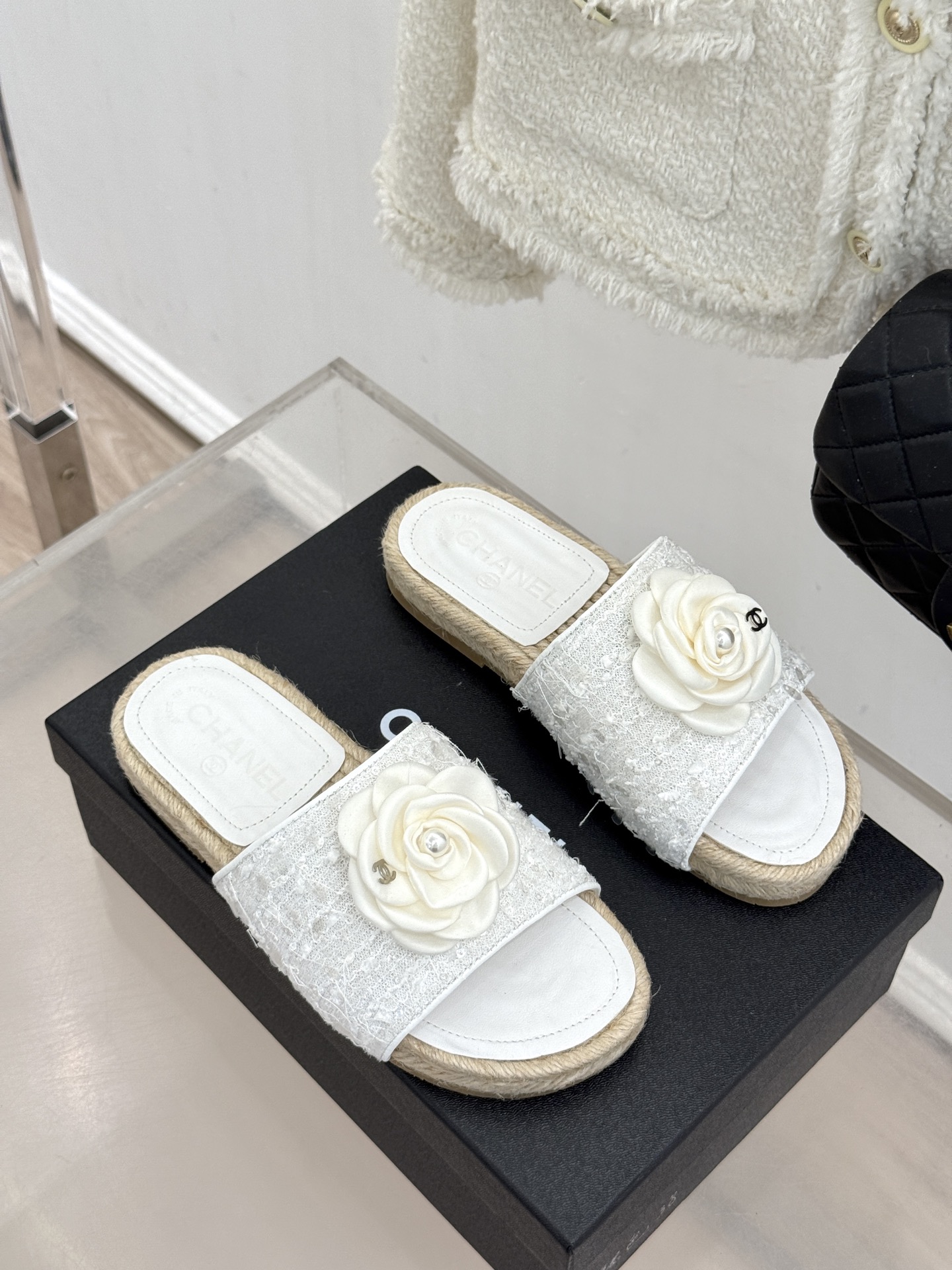 CHANE*｜小香经典双C山茶花珍珠麻绳底渔夫拖鞋把度假感与高级感揉得恰到好处。柔软鞋面搭配立体山茶花饰