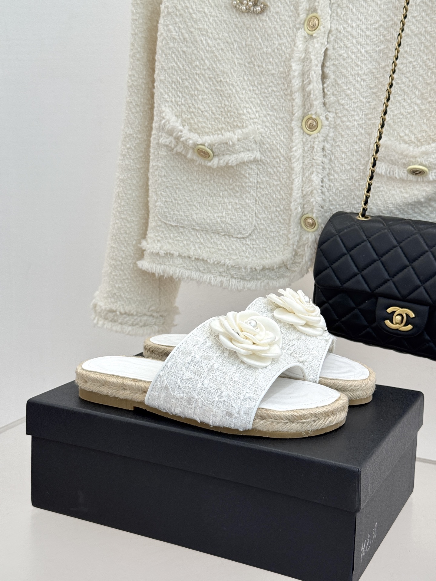 NO:783938,CHANE*｜Xiaoxiang’s classic double C camellia pearl fisherman slippers with hemp rope bottom combine just the right sense of vacation and luxury. The soft upper is matched with three-dimensional camellia buckles and embellished with delicate pearls, which is gentle and noble. The iconic double C Logo is low-key embellishment, unobtrusive but self-recognizable. The hemp rope woven thick sole is lightweight and non-slip, bringing a lazy vacation atmosphere. The upper foot is smaller and the walking is stable. The sheepskin lining is soft and skin-friendly.  It can be worn for a long time without grinding your feet. The lazy one-leg design makes it super worry-free to go out. It is very harmonious with skirts, jeans and casual suits. It is suitable for daily life, outings and afternoon tea. A pair unlocks the French relaxation feeling, low-key and exquisite, and the more you look at it, the more you look at it. The fabric is made of original customized leather material. The lining and toes are all sheepskin. Handmade hemp rope woven bottom. Original 1:1 custom negative film Size35-39 (customized at 40/41/42/43)  No. 80920260315,slippers,chanel,slippers,espadrilles,skirts,jeans,sheepskin19860909CHANE*｜小香经典双C山茶花珍珠 麻绳底渔夫拖鞋 把度假感与高级感揉得恰到好处. 柔软鞋面搭配立体山茶花饰扣 点缀细腻珍珠 温柔又显贵. 标志性双C Logo低调点缀 不张扬却自带辨识度. 麻绳编织厚底轻便防滑 自带慵懒度假氛围 上脚显脚小、走路也稳. 羊皮内里柔软亲肤 久穿不磨脚 懒人一脚蹬设计 出门超省心. 搭配半身裙、牛仔裤 休闲套装都很和谐 日常、出游、下午茶都适配. 一双解锁法式松弛感 低调精致 越看越有味道. 面料采用原版定制皮材质 内里踮脚均为羊皮 手工麻绳编织底 原版1:1定制底片 Size35-39（40/41/42/43定制） 编号80920260315,拖鞋,chanel,slippers,espadrilles,skirts,jeans,sheepskin,Women's Shoes