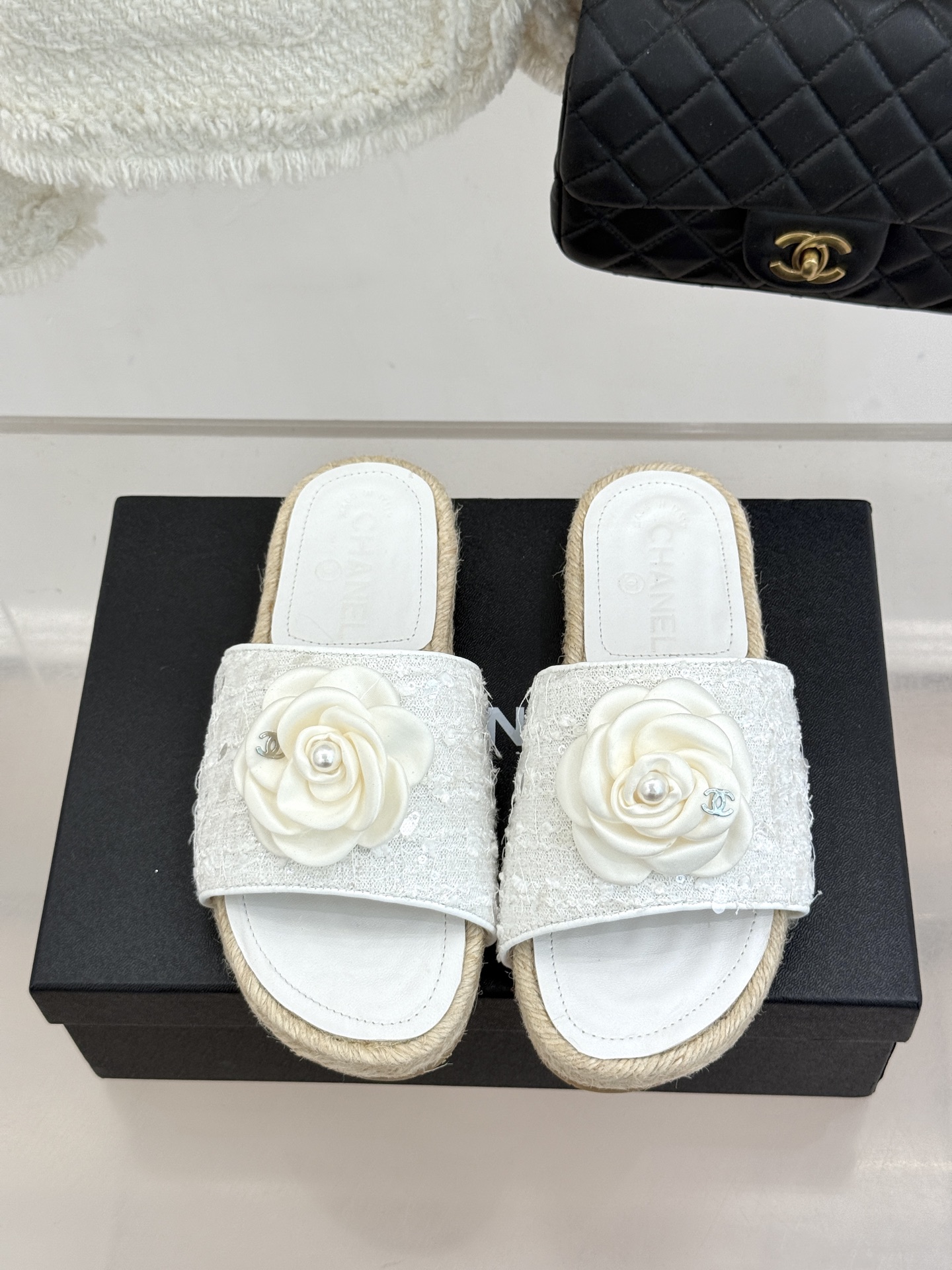 CHANE*｜小香经典双C山茶花珍珠麻绳底渔夫拖鞋把度假感与高级感揉得恰到好处。柔软鞋面搭配立体山茶花饰