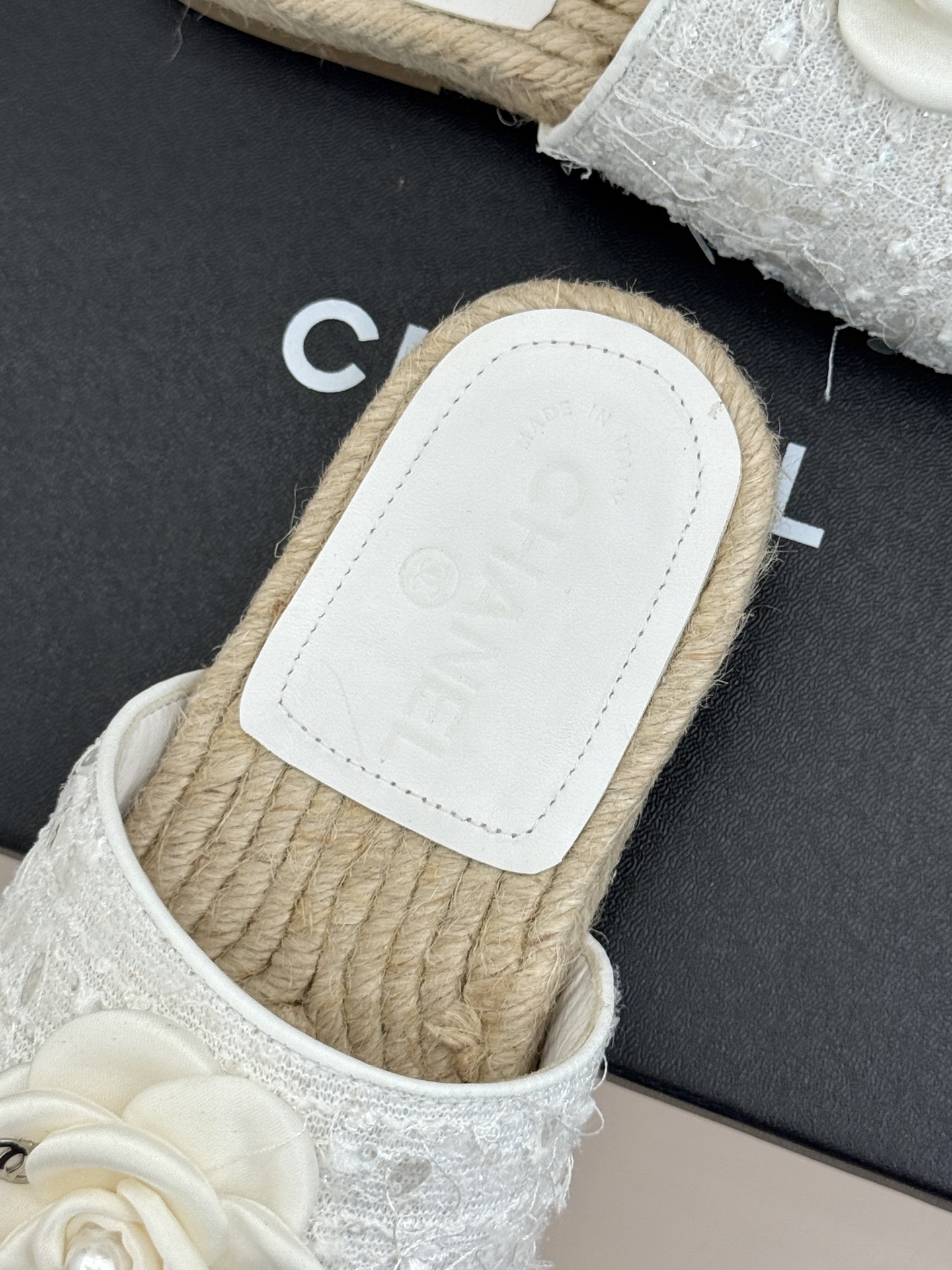 CHANE*｜小香经典双C山茶花珍珠麻绳底渔夫拖鞋把度假感与高级感揉得恰到好处。柔软鞋面搭配立体山茶花饰