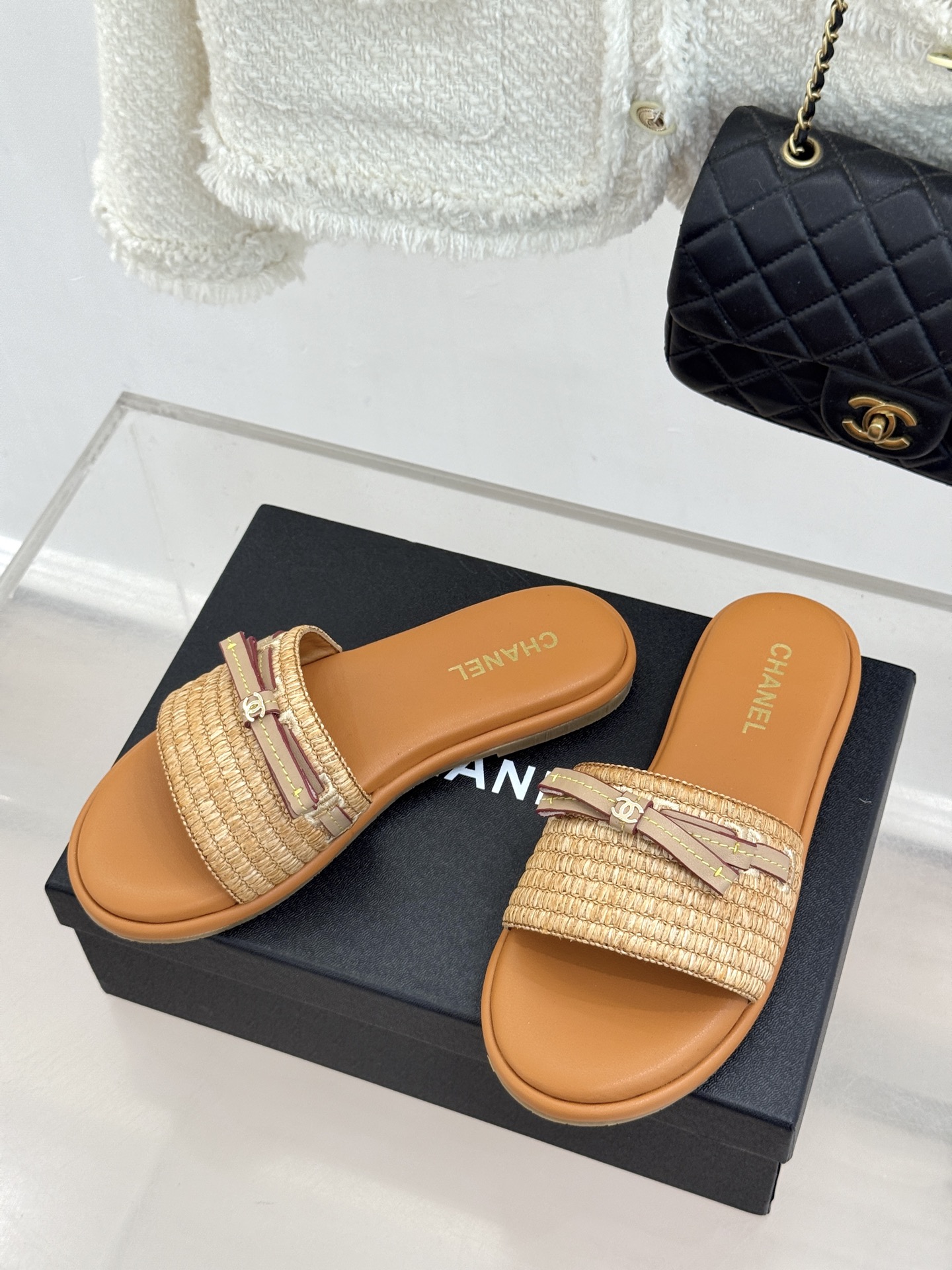 CHANE*｜小香26S双C蝴蝶结编织懒人拖鞋承袭香奈儿法式优雅精髓将慵懒与精致完美融合。细腻编织鞋面自