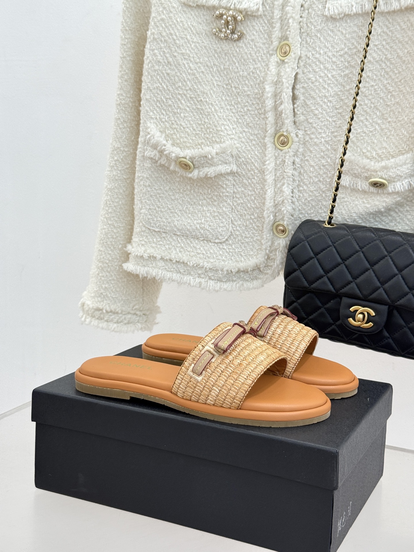 CHANE*｜小香26S双C蝴蝶结编织懒人拖鞋承袭香奈儿法式优雅精髓将慵懒与精致完美融合。细腻编织鞋面自