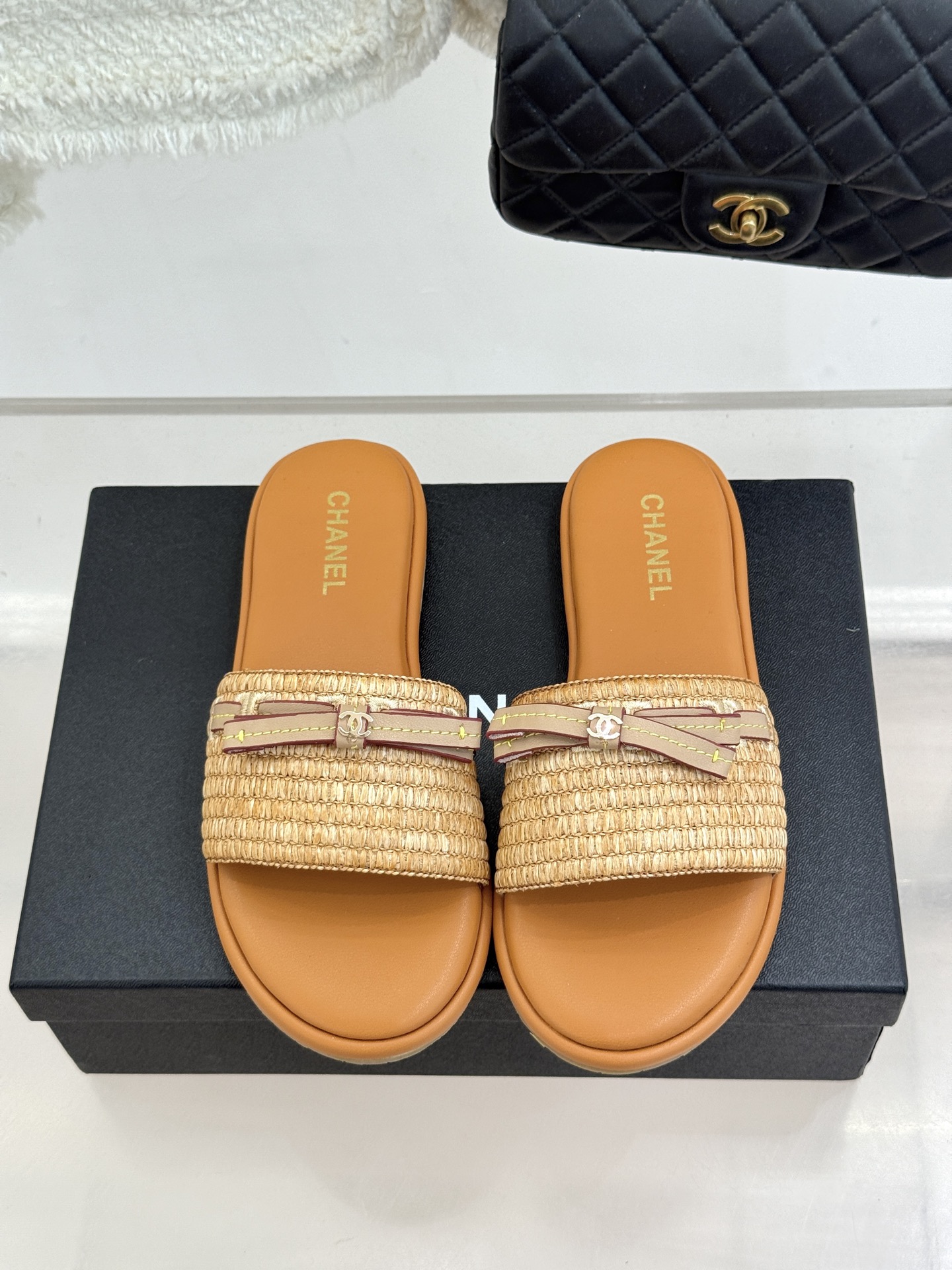 CHANE*｜小香26S双C蝴蝶结编织懒人拖鞋承袭香奈儿法式优雅精髓将慵懒与精致完美融合。细腻编织鞋面自