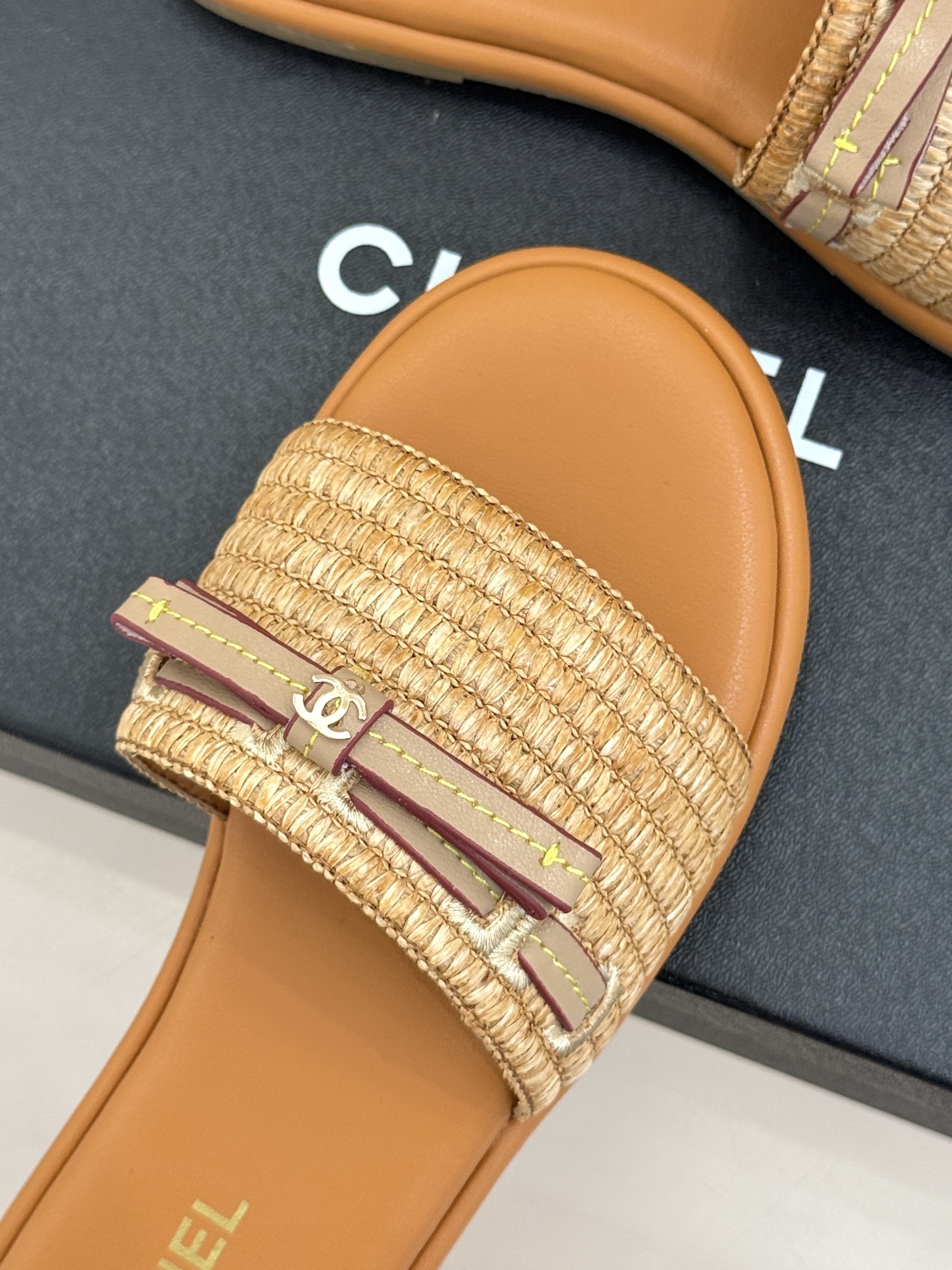 CHANE*｜小香26S双C蝴蝶结编织懒人拖鞋承袭香奈儿法式优雅精髓将慵懒与精致完美融合。细腻编织鞋面自