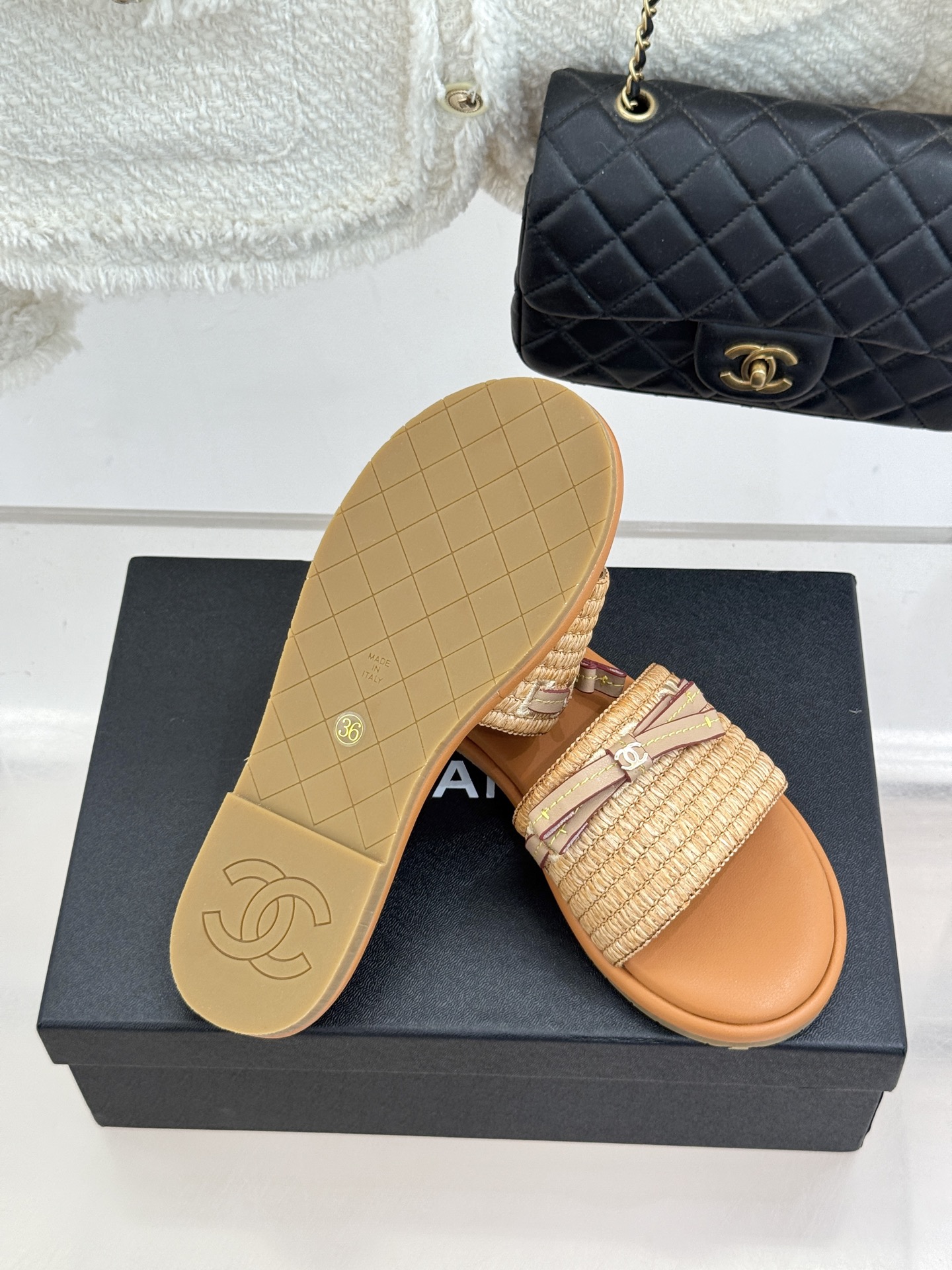 CHANE*｜小香26S双C蝴蝶结编织懒人拖鞋承袭香奈儿法式优雅精髓将慵懒与精致完美融合。细腻编织鞋面自